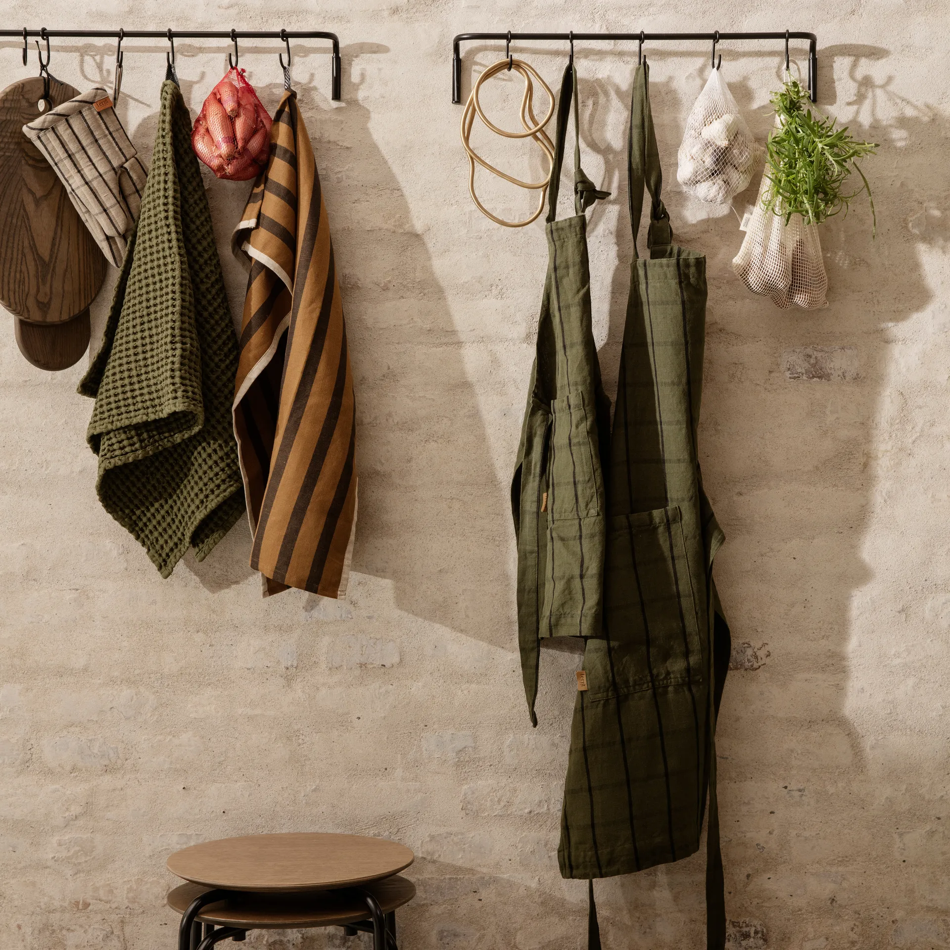 Tablier pour enfant Hale, Green-black Ferm Living