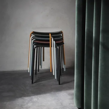 Tabouret Herman - Oak dark stained, structure en acier noir - Ferm Living