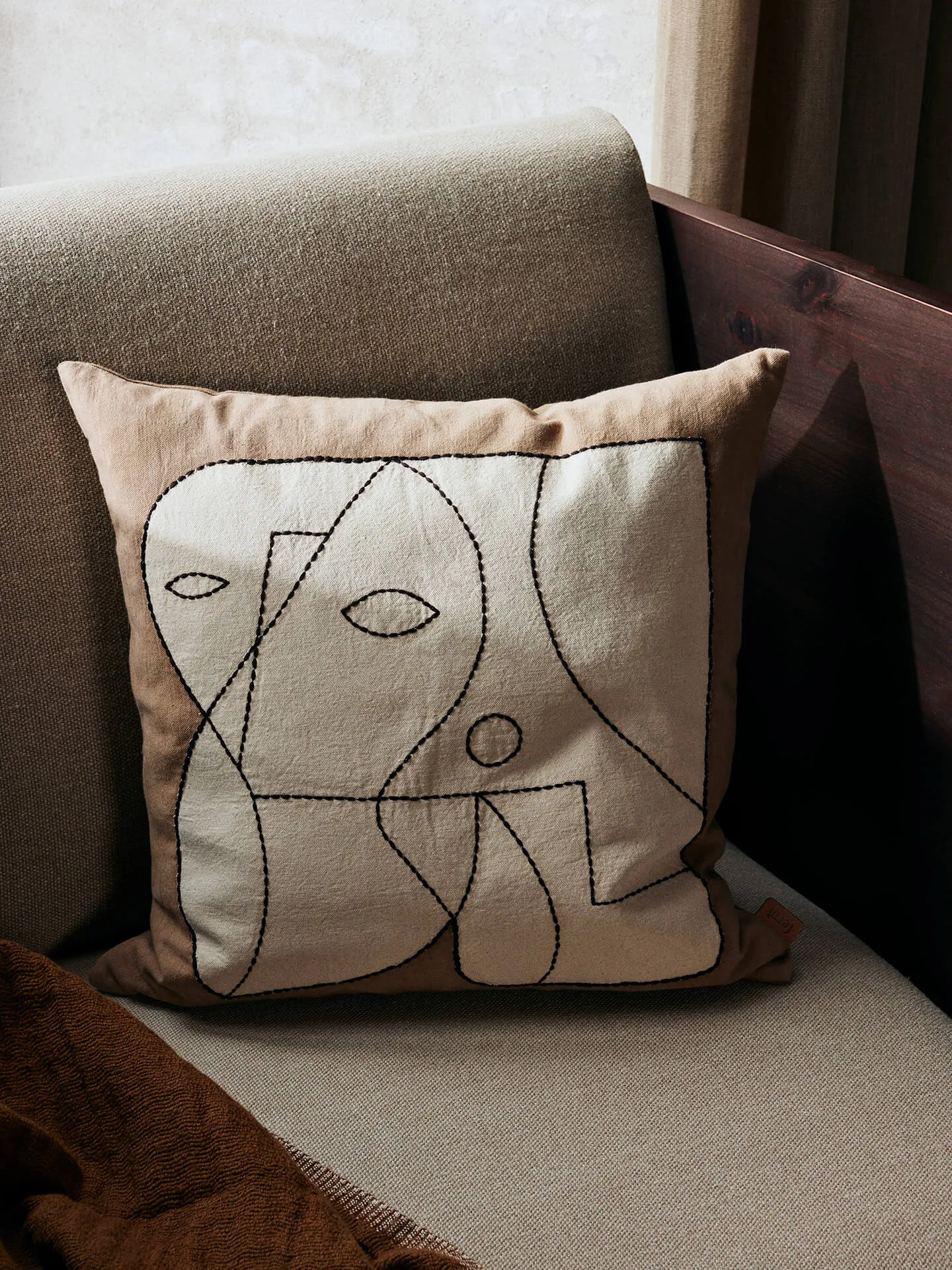 Taie Figure 50x50 cm, Taupe foncé - Blanc cassé Ferm Living