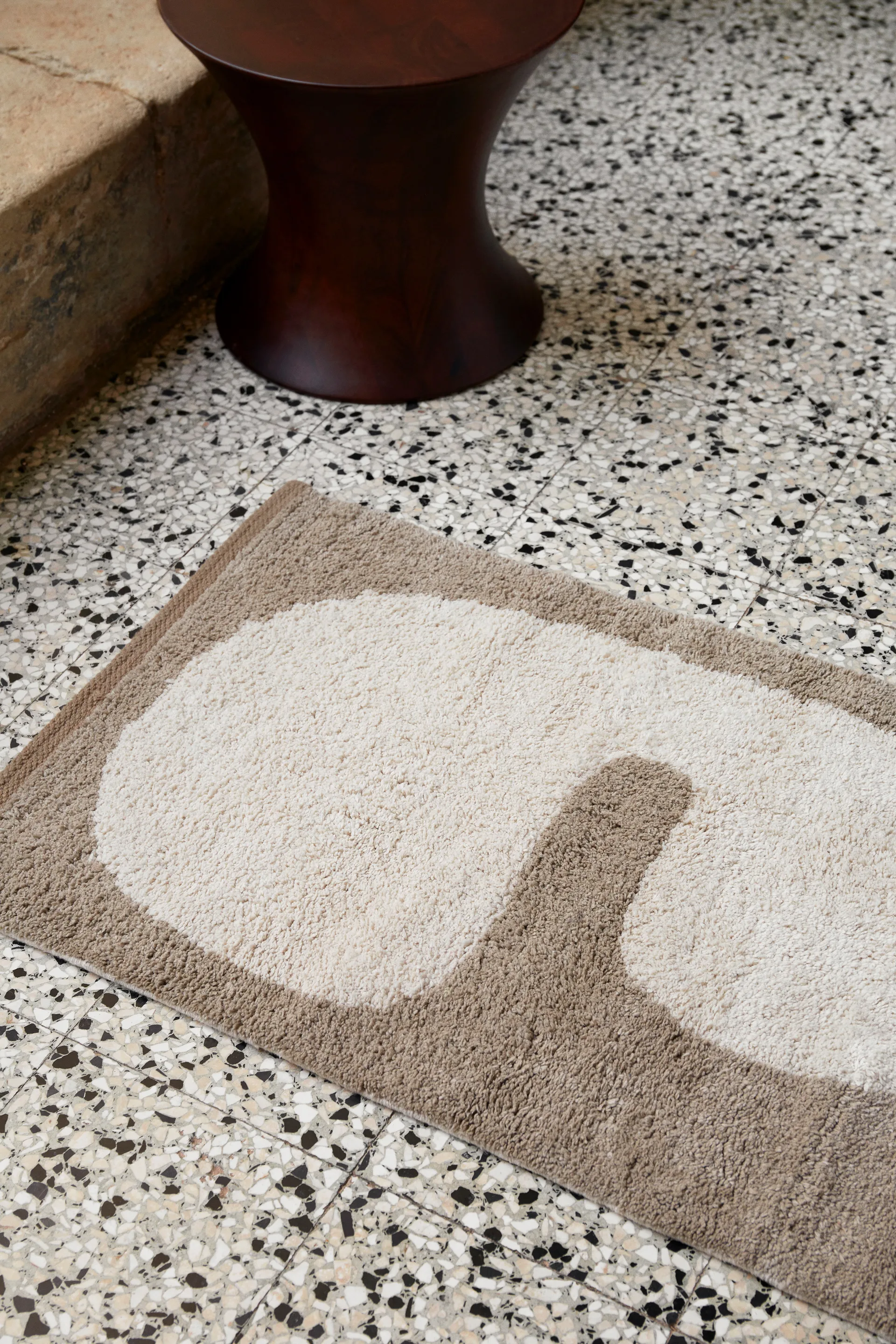 Tapis de salle de bain Lay 50x70 cm, Dark taupe-off white Ferm Living