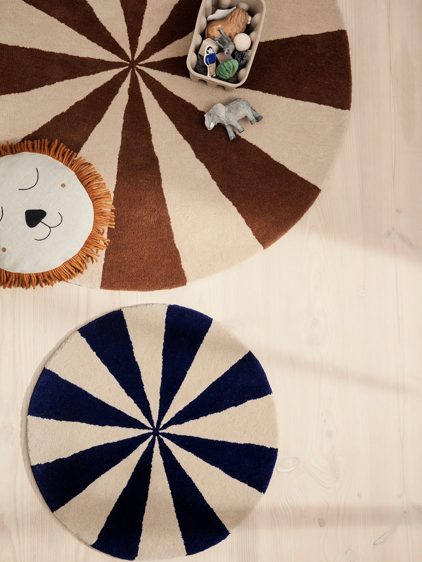 Tapis touffeté à la main Arch Ø70 cm, Bright blue-Off white Ferm Living