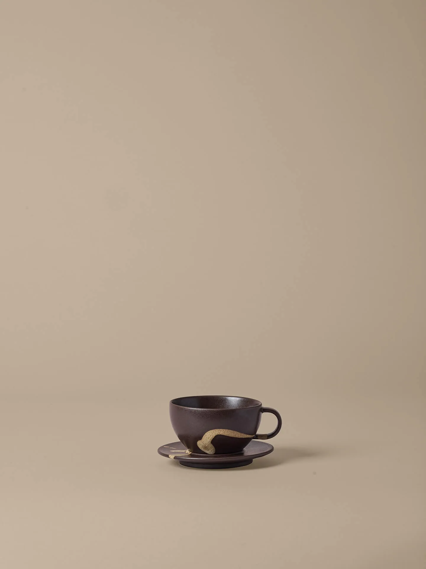 Tasse avec soucoupe Koyo 36 cl, Dark brown-buff Ferm Living