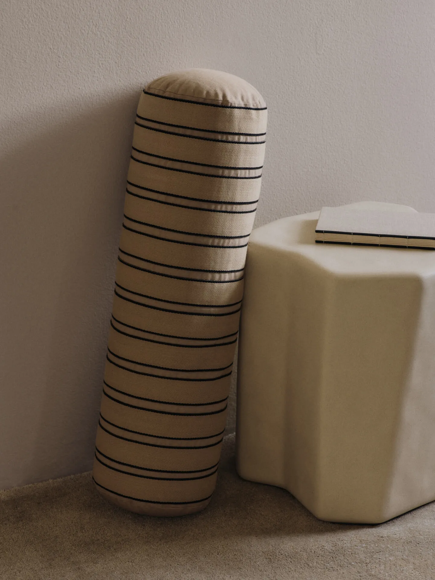 Twill coussin cylindrique bolster, Cashmere-black Ferm Living