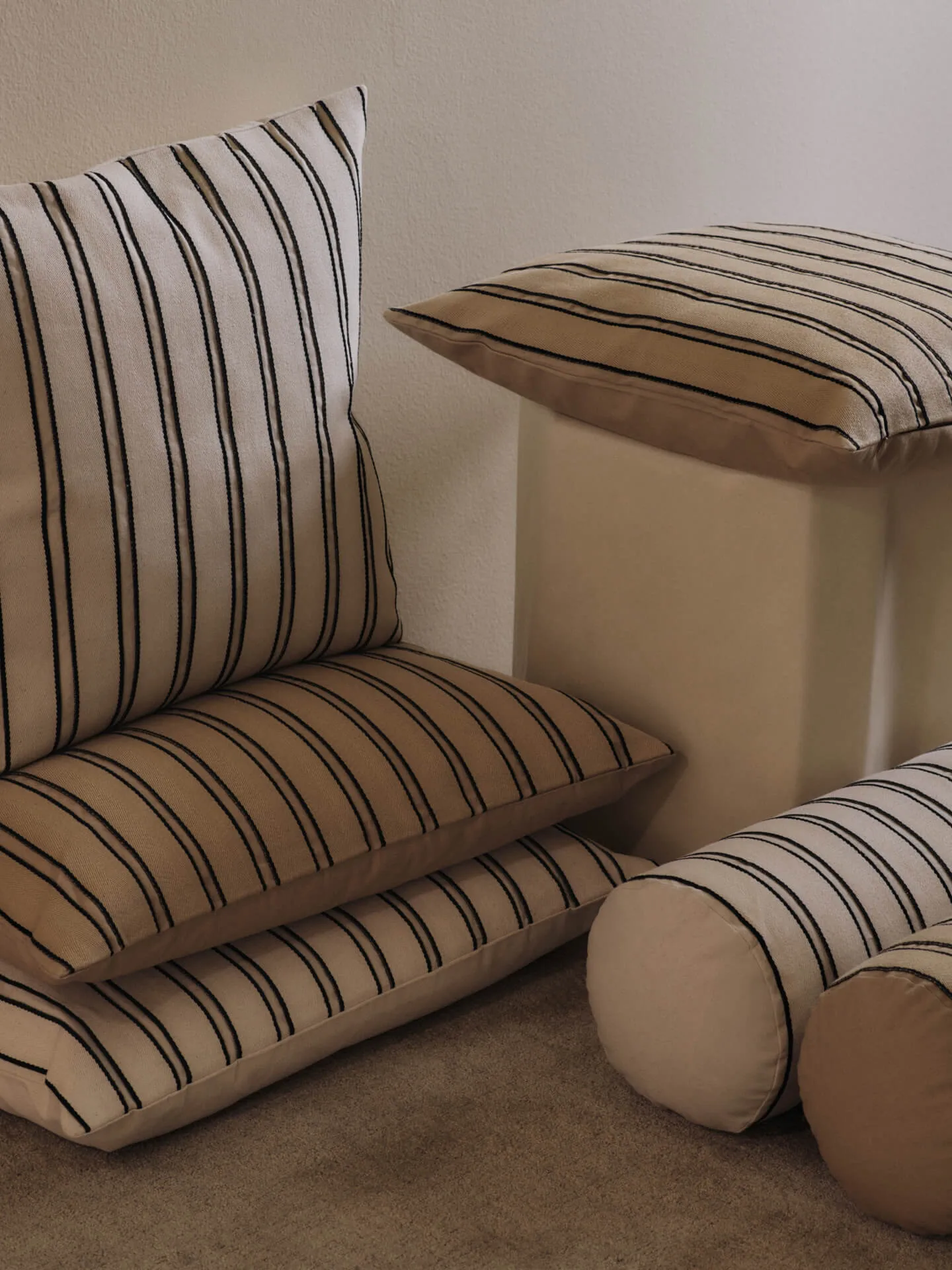 Twill coussin cylindrique bolster, Cashmere-black Ferm Living