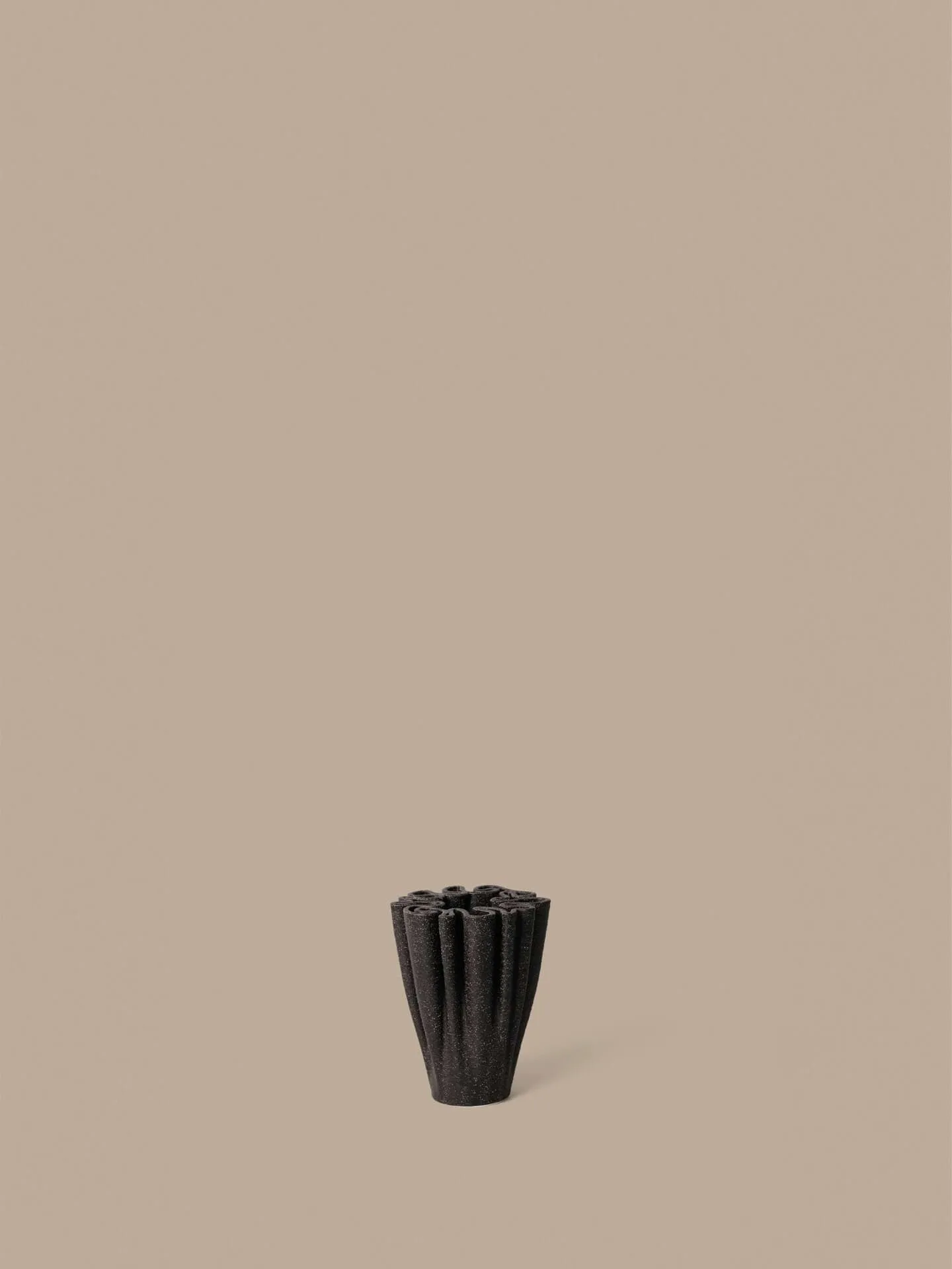 Vase Dedali 11 cm, Marron foncé Ferm Living