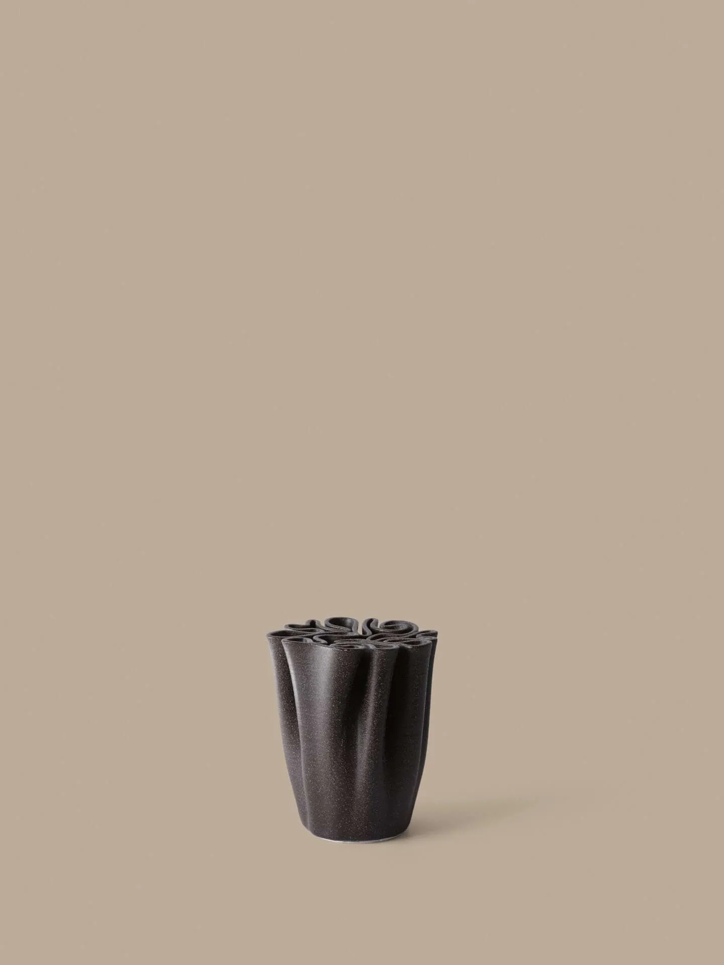 Vase Dedali 18 cm, Marron foncé Ferm Living
