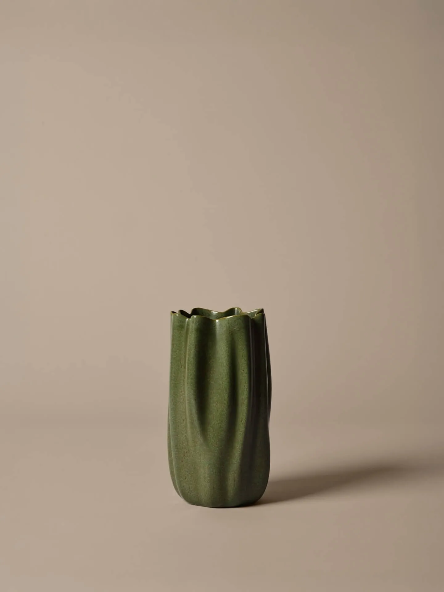 Vase Nium, Dark sage, 23 cm Ferm Living