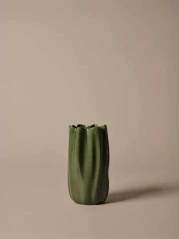 Vase Nium - Dark sage, 23 cm - Ferm Living