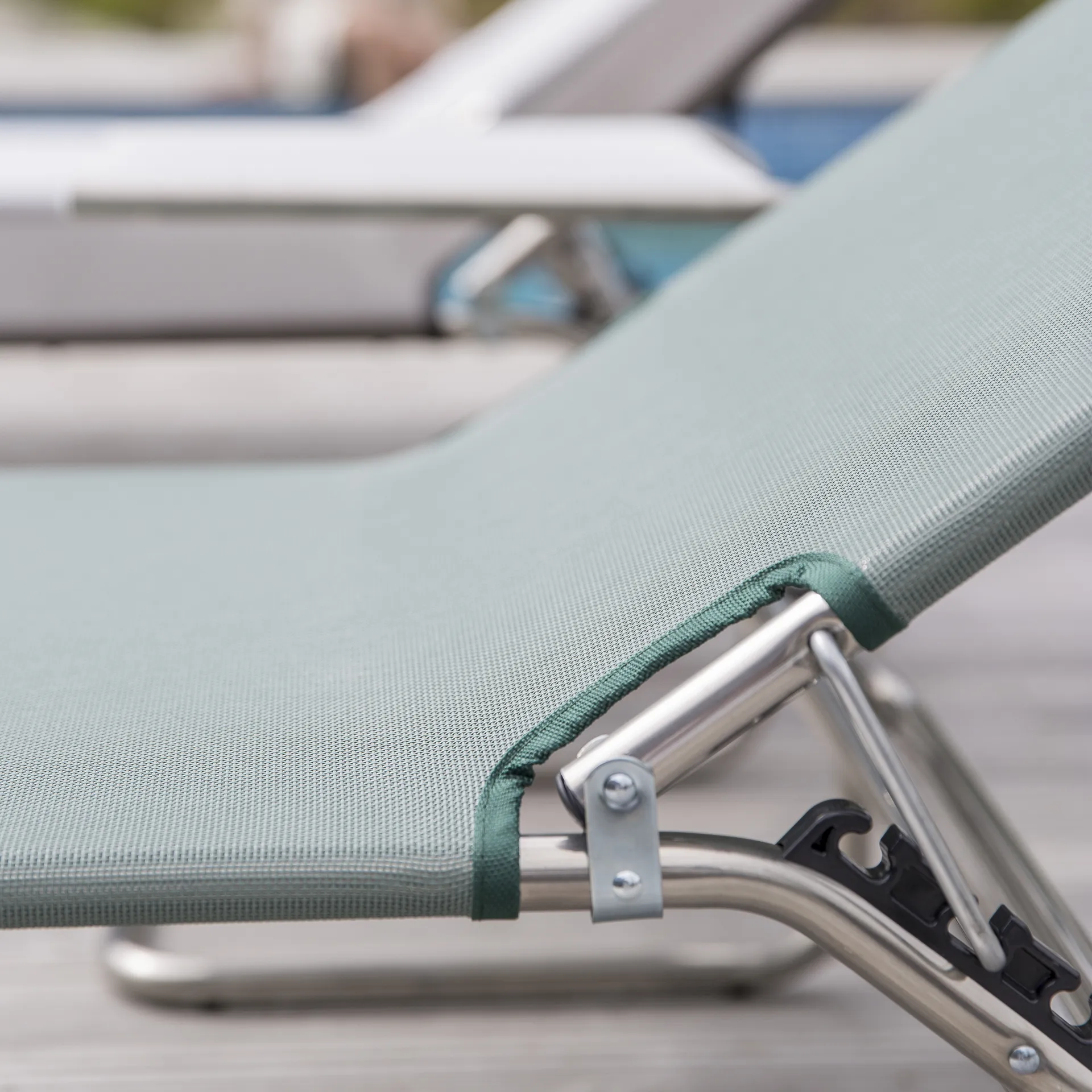 Chaise longue Amigo, Tissu sage green-aluminium Fiam