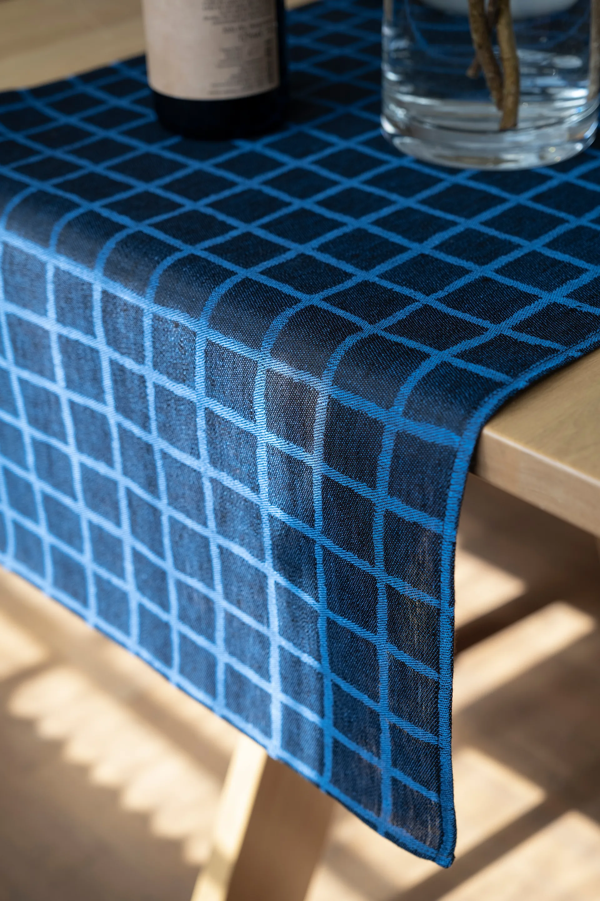 Chemin de table en jacquard 45x150 cm, Blue-black Fine Little Day