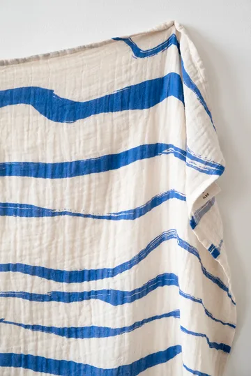 Couverture en mousseline Våg 120x120 cm - Blue - Fine Little Day