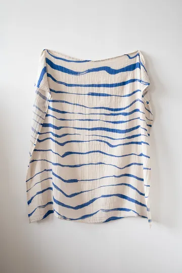 Couverture en mousseline Våg 120x120 cm - Blue - Fine Little Day