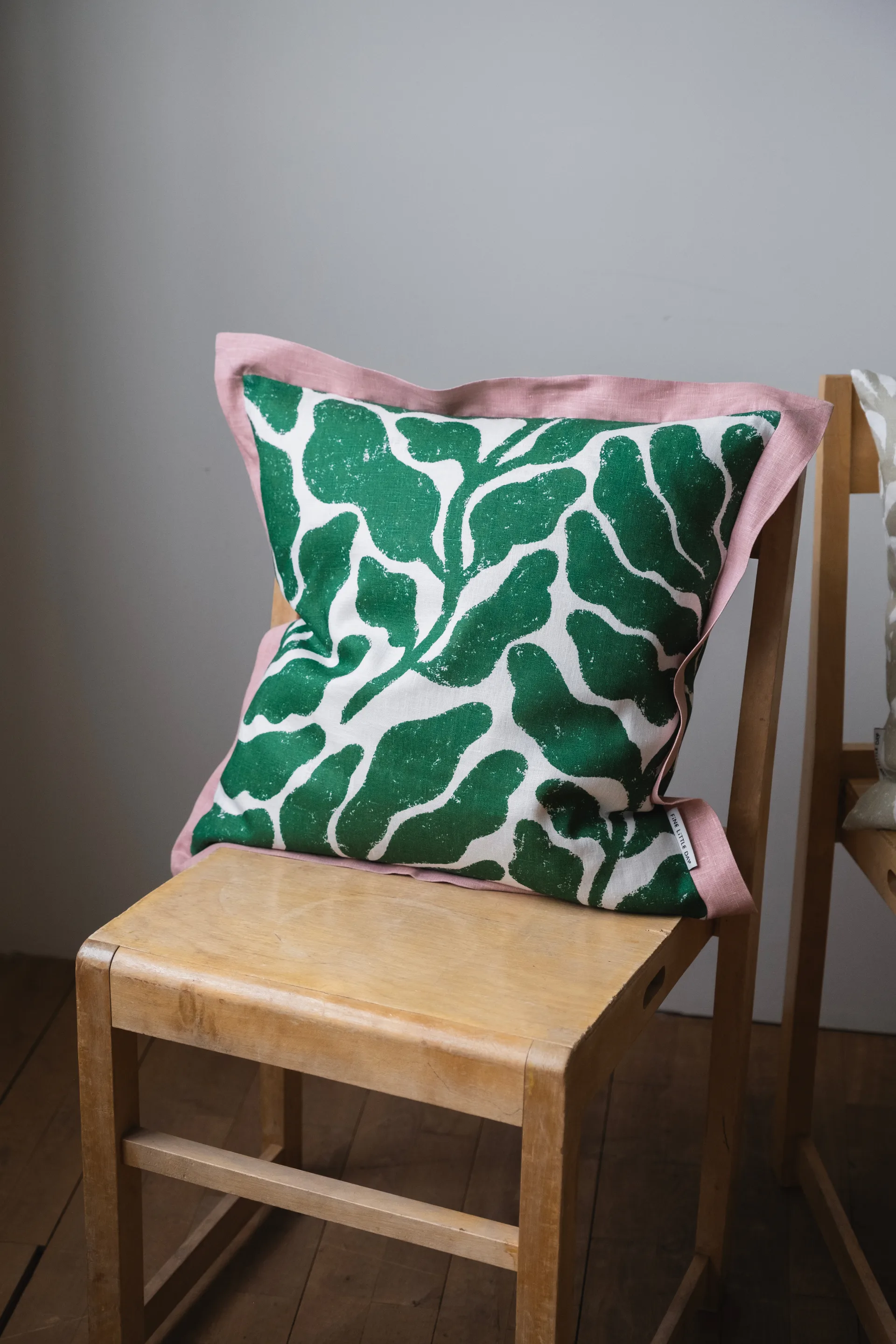Housse de coussin Leaves avec aile contrastée 48x48 cm, Green-pink Fine Little Day