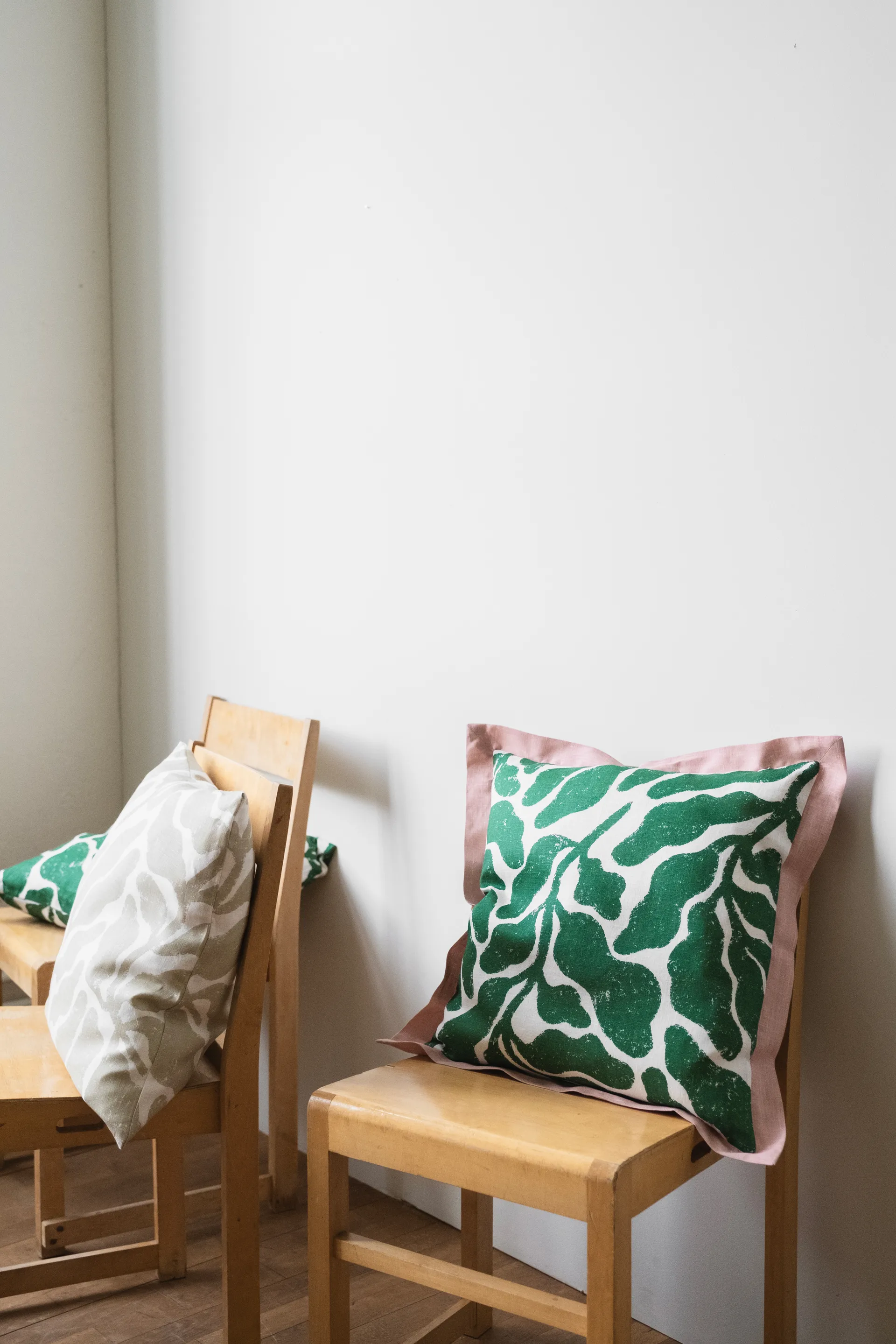 Housse de coussin Leaves avec aile contrastée 48x48 cm, Green-pink Fine Little Day