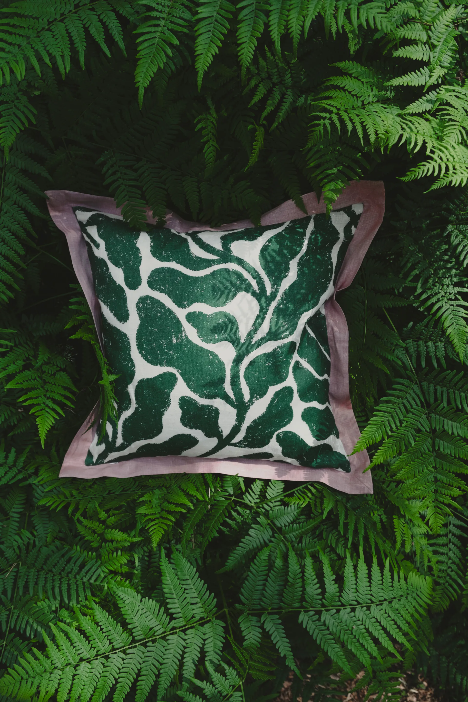 Housse de coussin Leaves avec aile contrastée 48x48 cm, Green-pink Fine Little Day