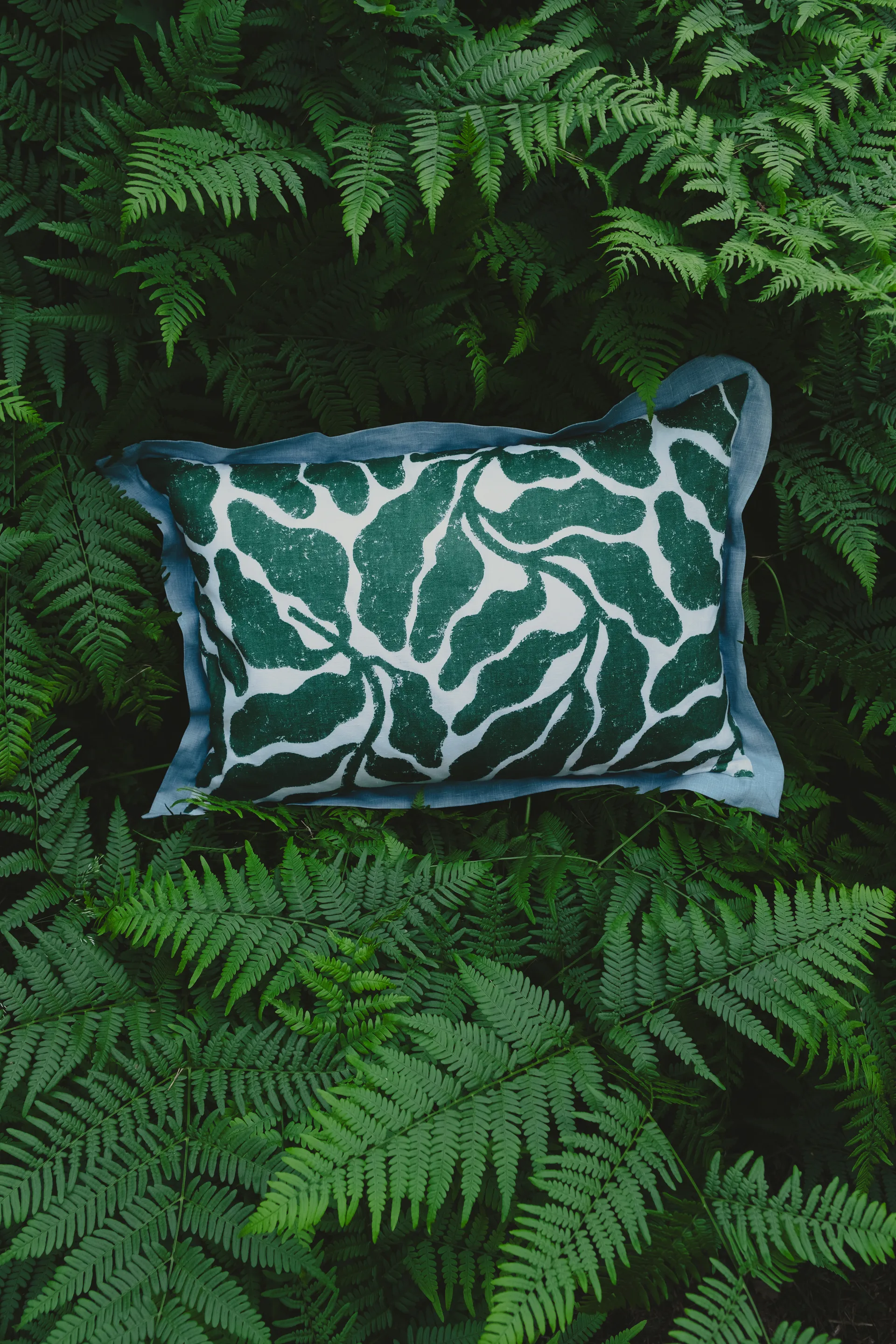Housse de coussin Leaves avec aile contrastée 48x68 cm, Green-blue Fine Little Day