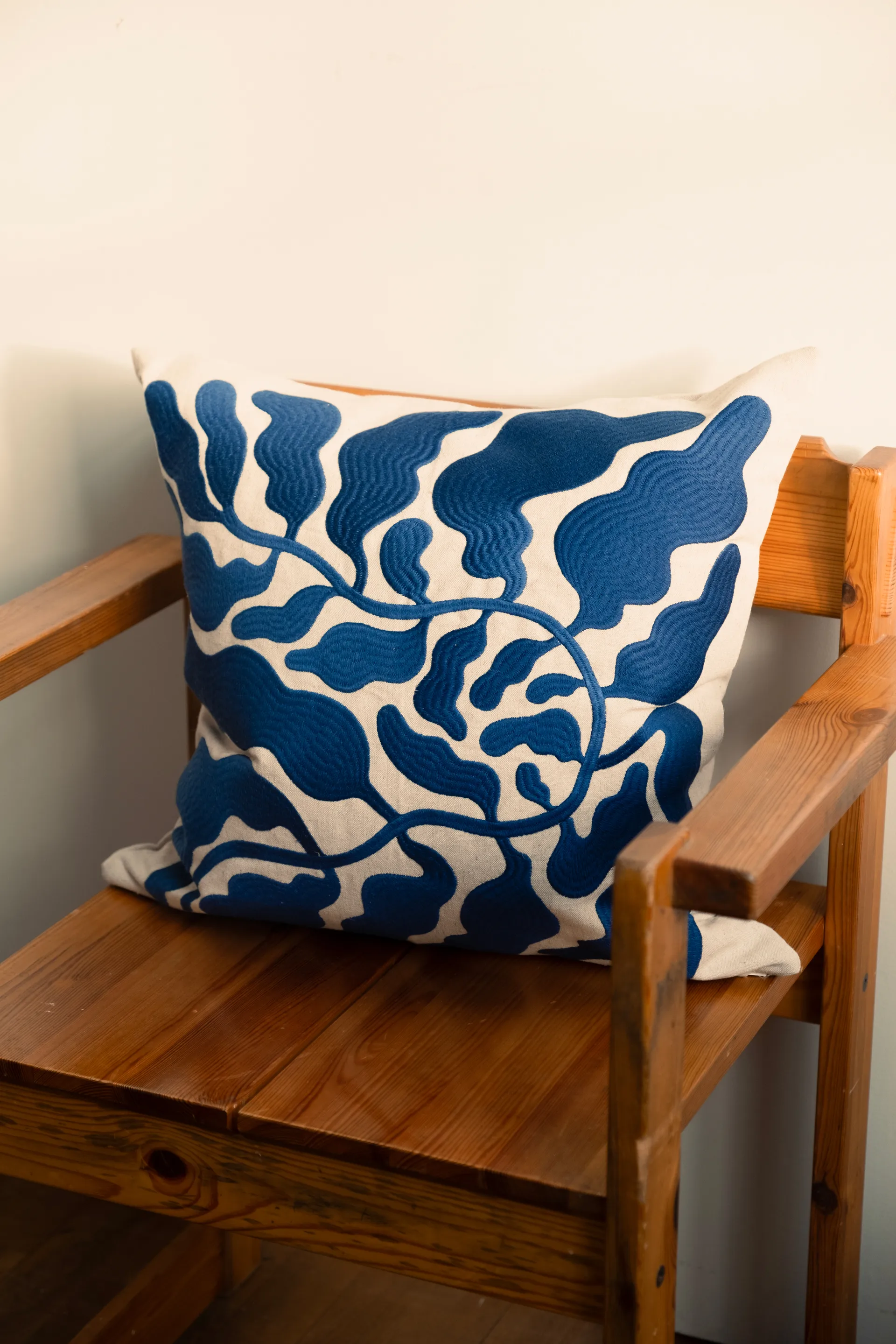 Housse de coussin Leaves brodée 48x48 cm, Blue Fine Little Day