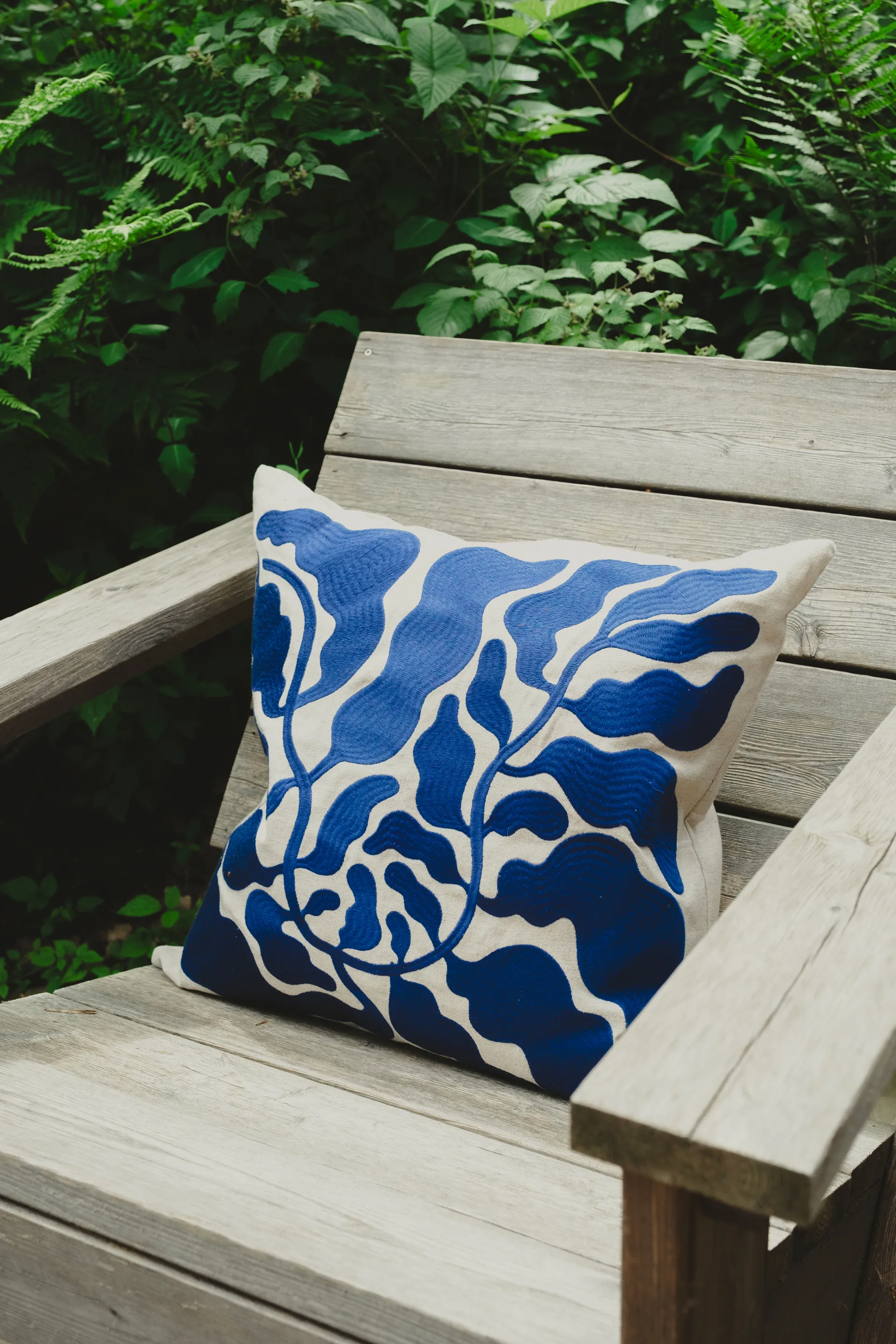 Housse de coussin Leaves brodée 48x48 cm, Blue Fine Little Day