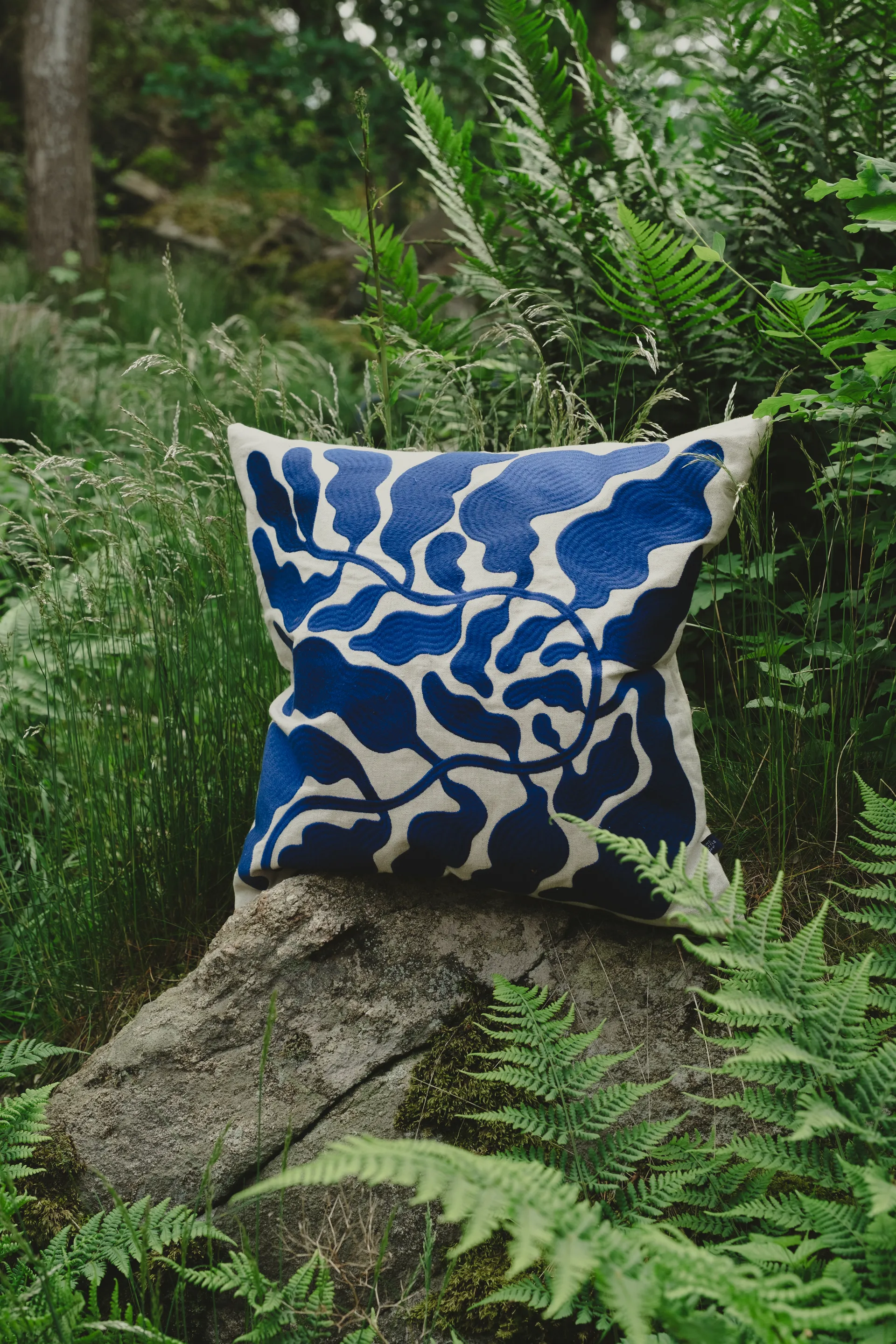 Housse de coussin Leaves brodée 48x48 cm, Blue Fine Little Day