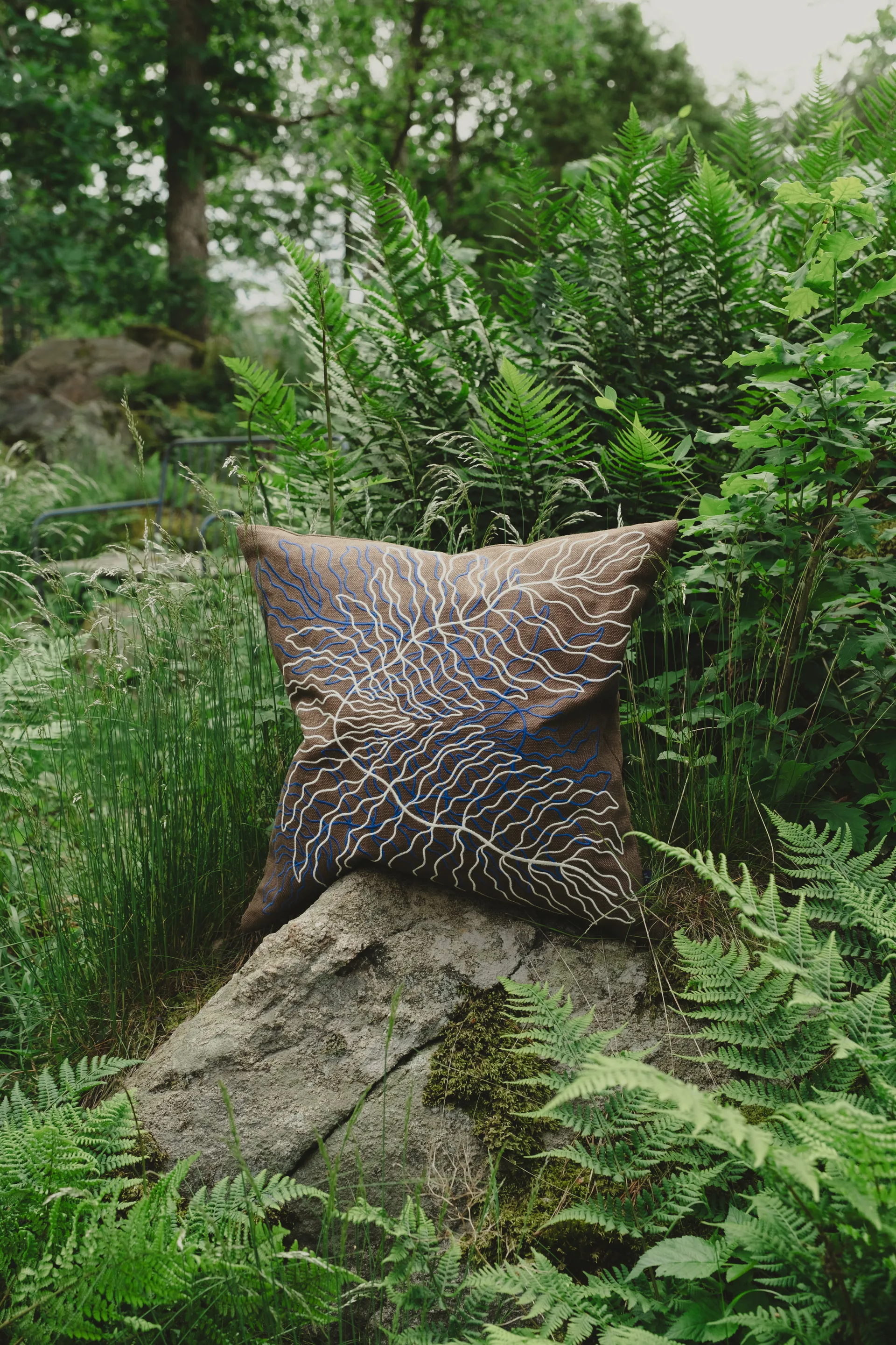 Housse de coussin Leaves brodée 48x48 cm, Brown Fine Little Day