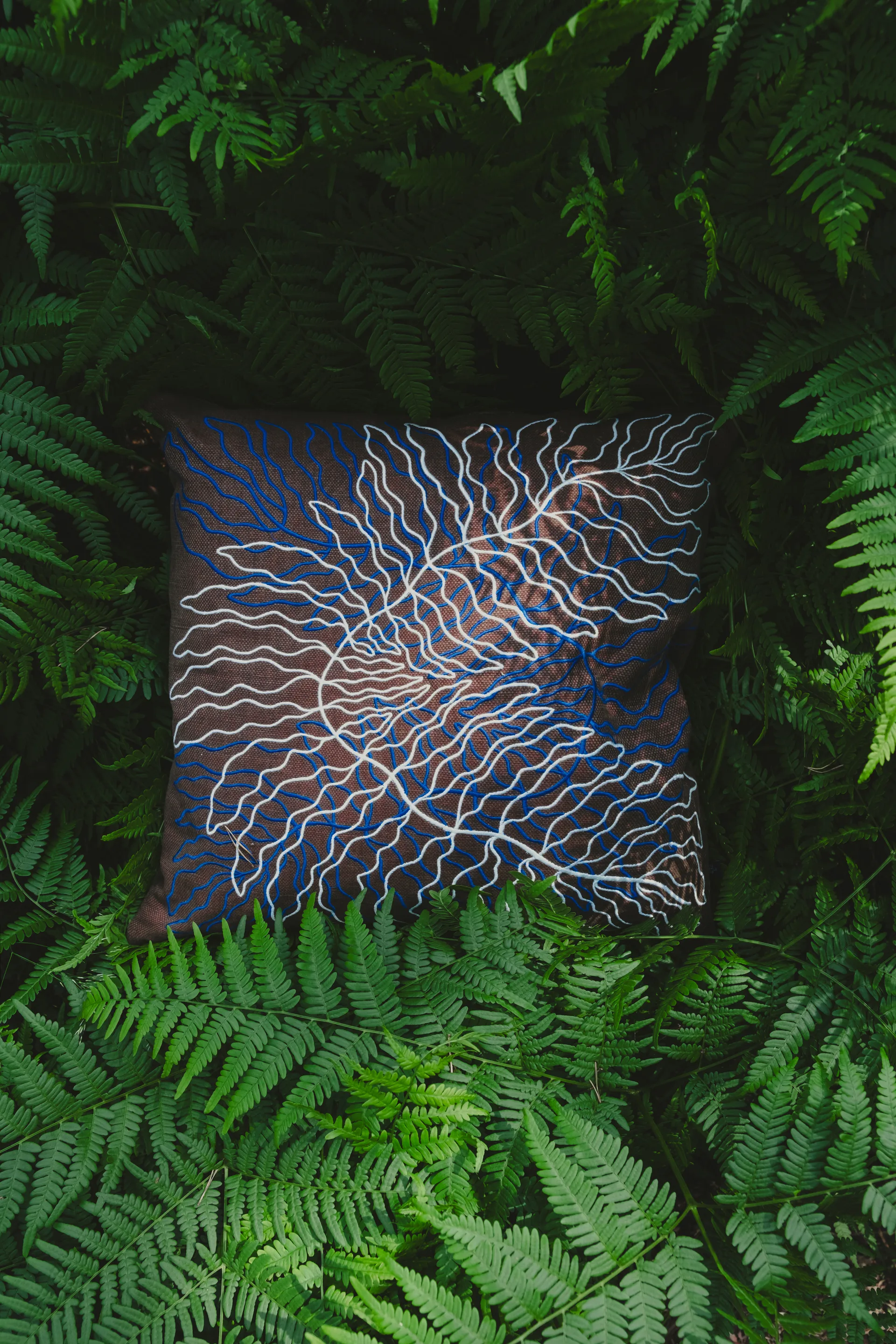 Housse de coussin Leaves brodée 48x48 cm, Brown Fine Little Day