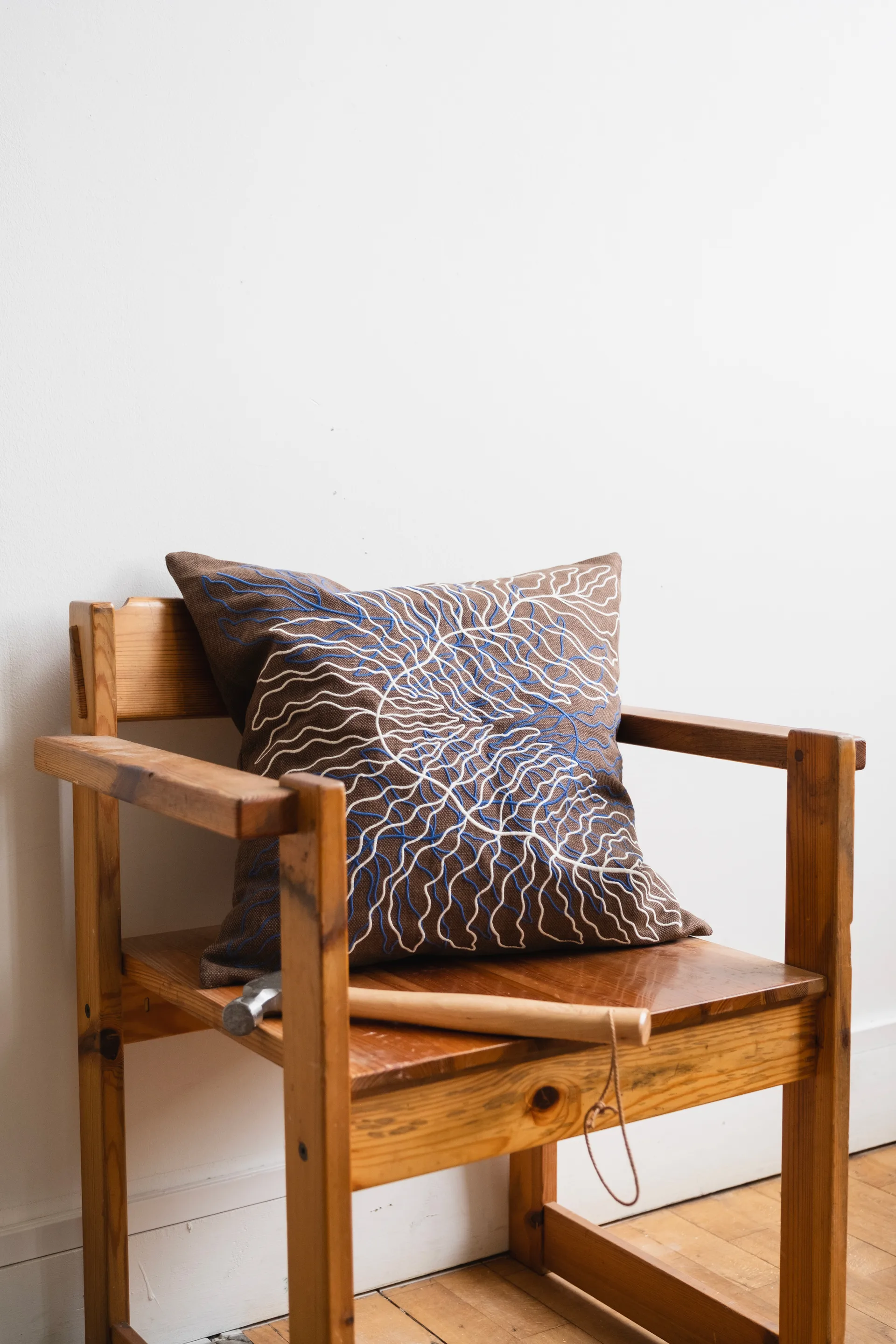 Housse de coussin Leaves brodée 48x48 cm, Brown Fine Little Day