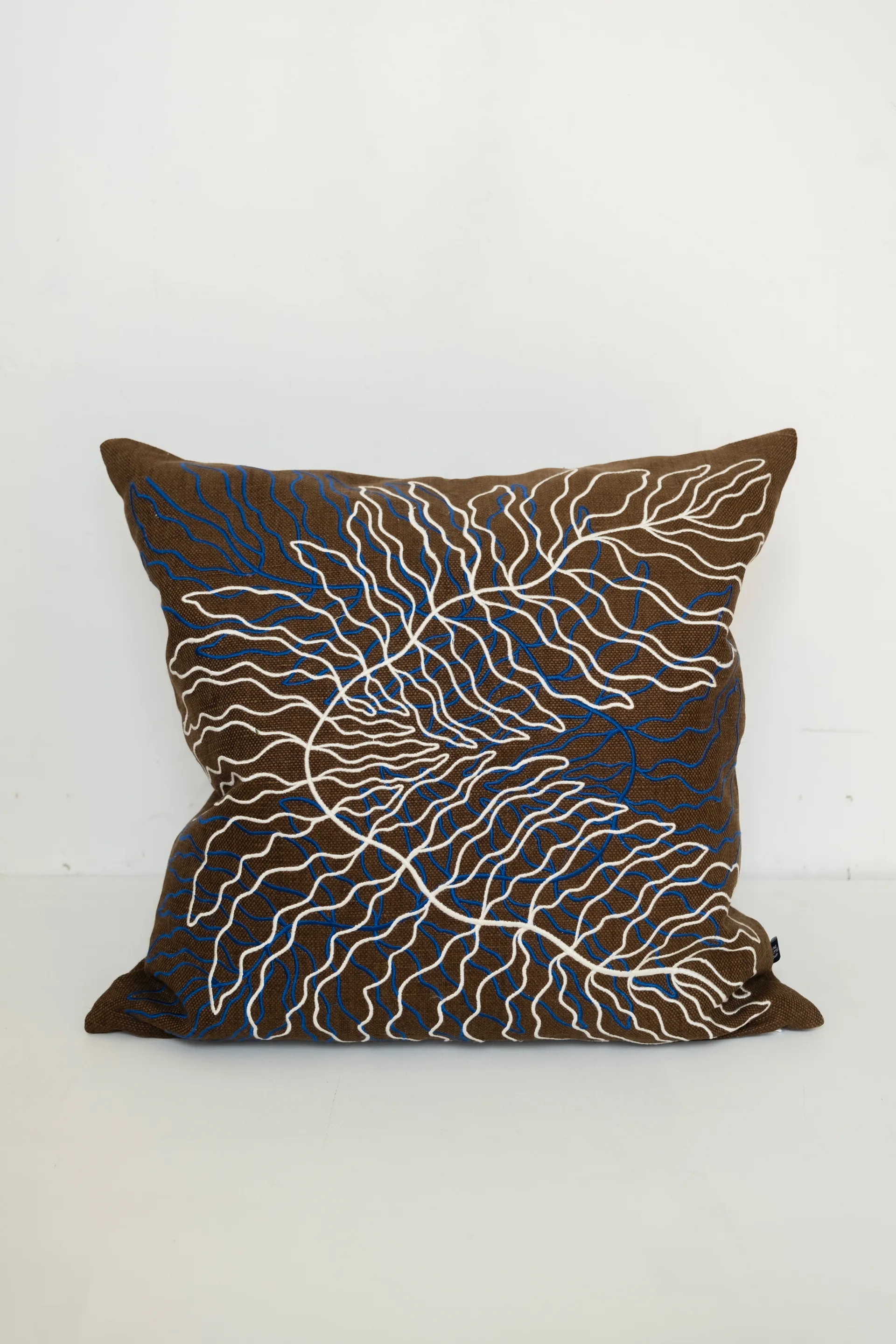 Housse de coussin Leaves brodée 48x48 cm, Brown Fine Little Day