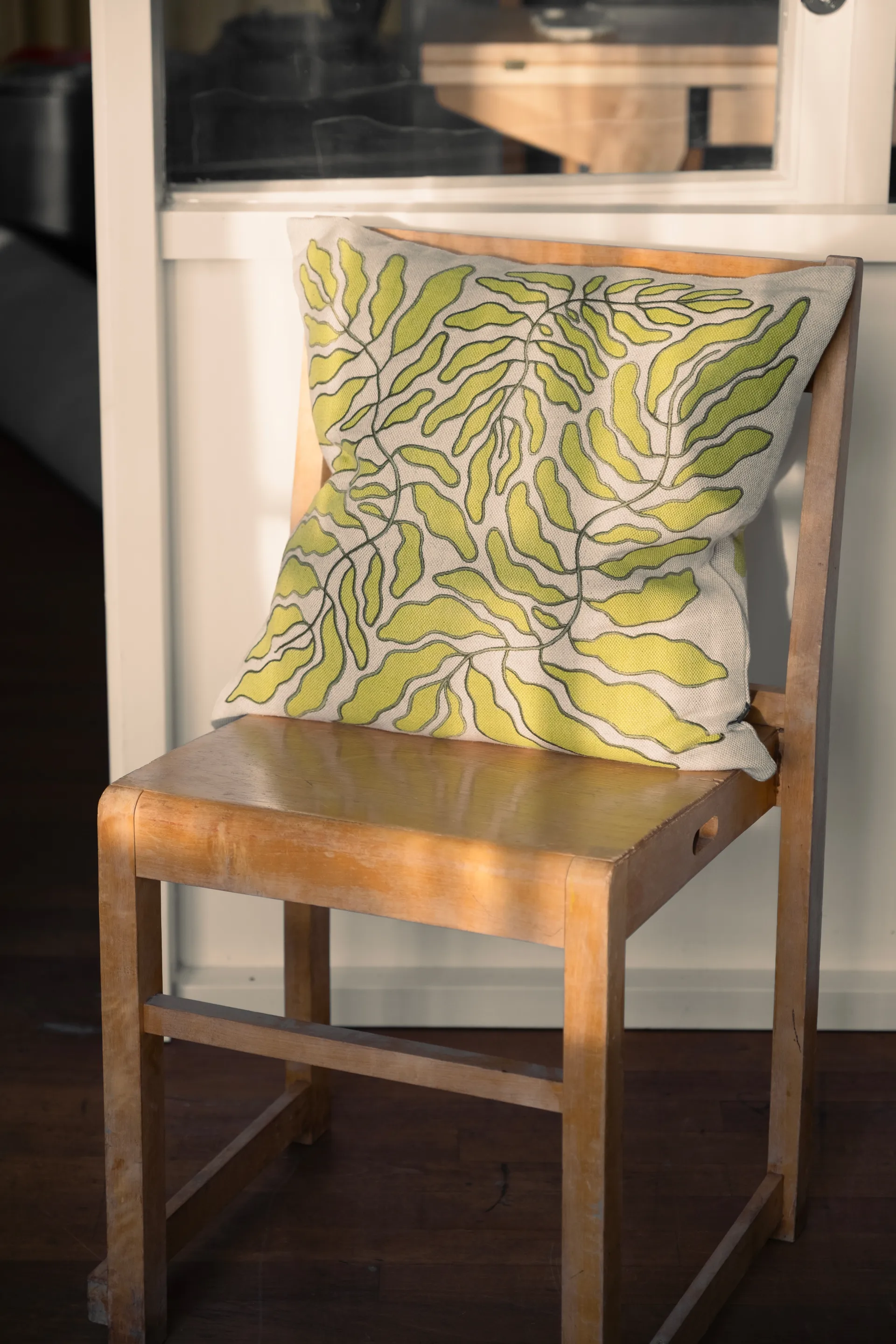 Housse de coussin Leaves brodée 48x48 cm, Lime-nature Fine Little Day