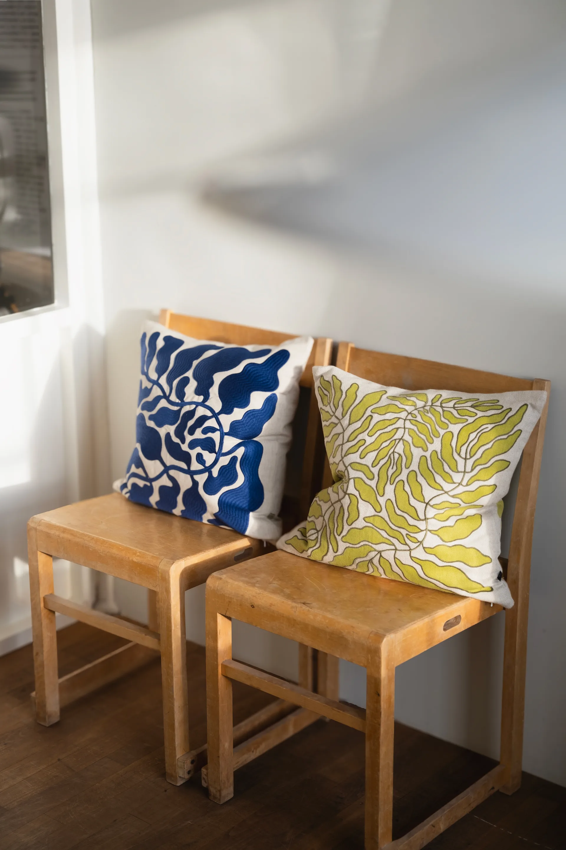 Housse de coussin Leaves brodée 48x48 cm, Lime-nature Fine Little Day