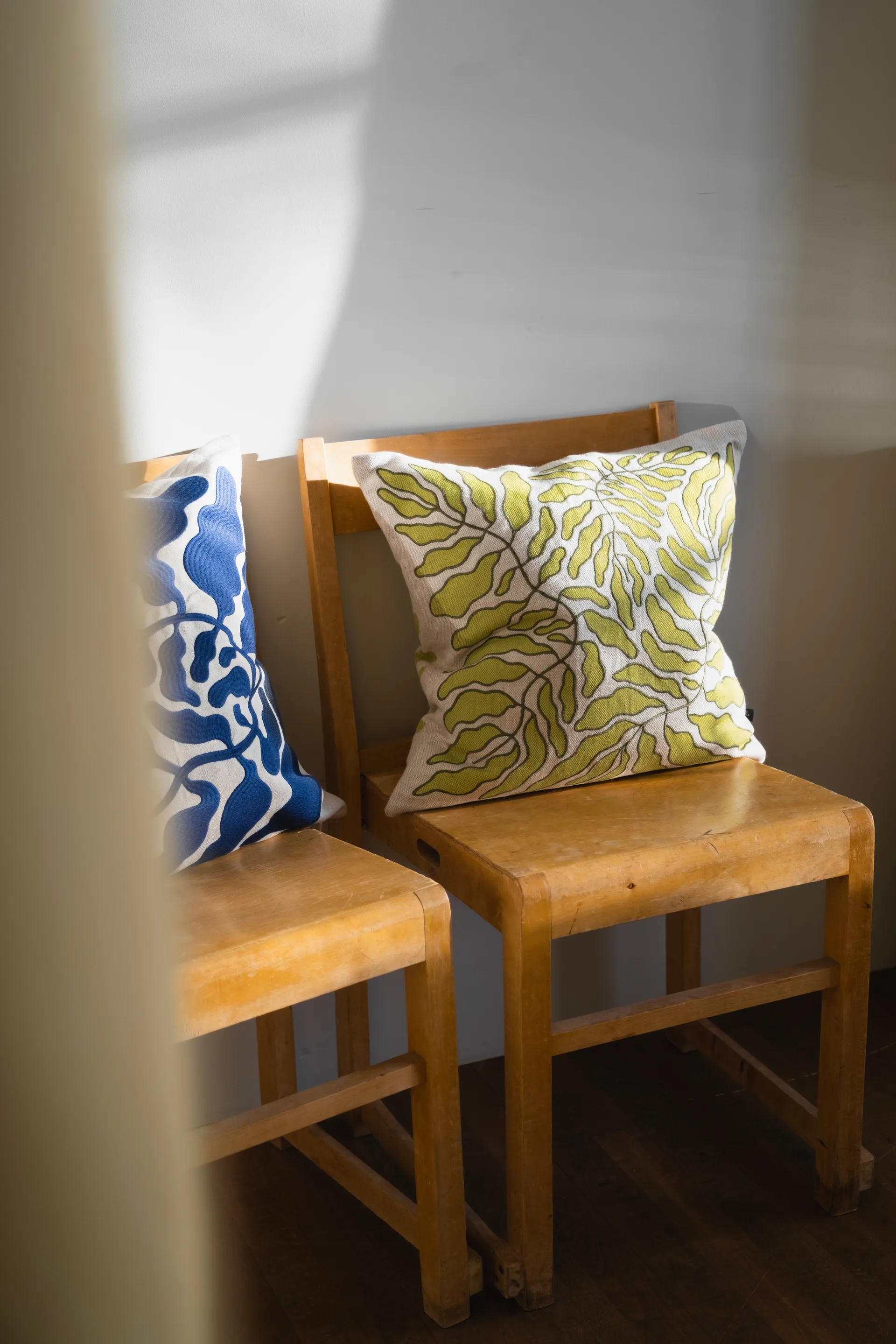 Housse de coussin Leaves brodée 48x48 cm, Lime-nature Fine Little Day