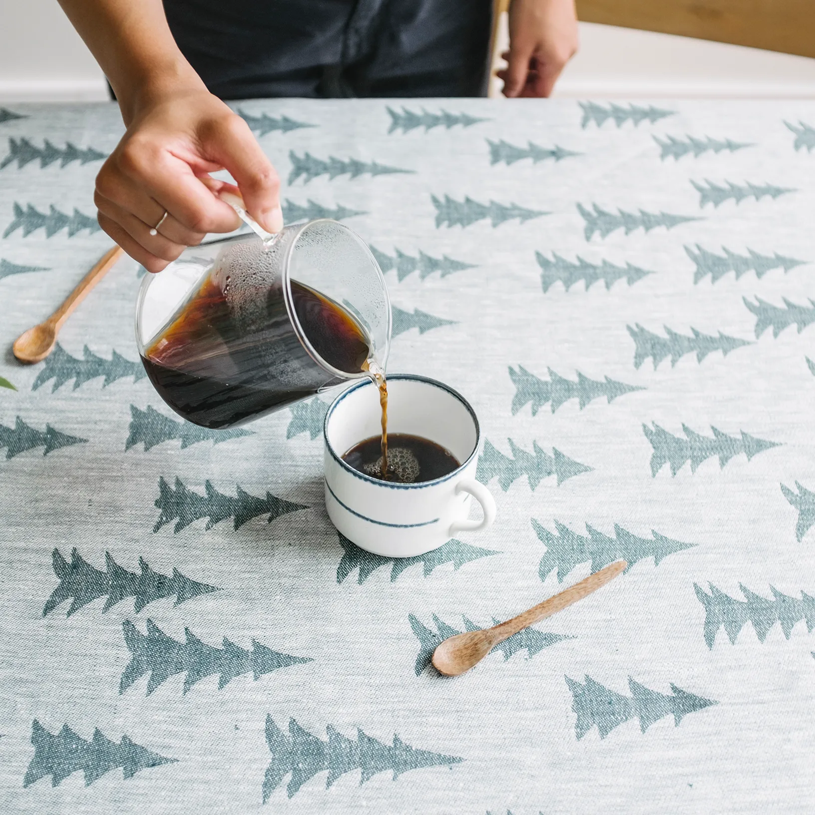 Nappe en jacquard Gran 147x250 cm, Vert-gris Fine Little Day