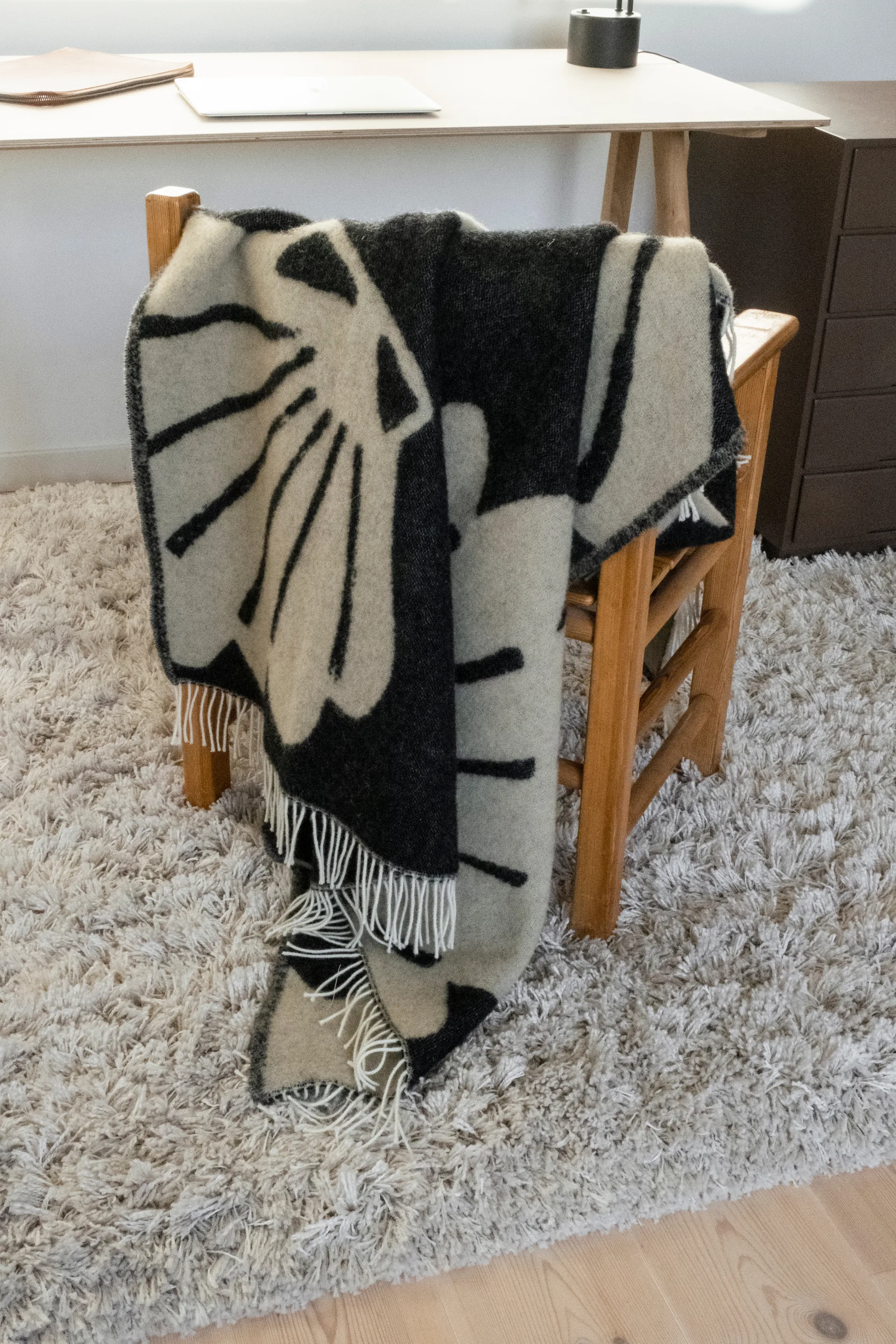 Plaid Snäcka 130x190 cm, Coal-Beige Fine Little Day