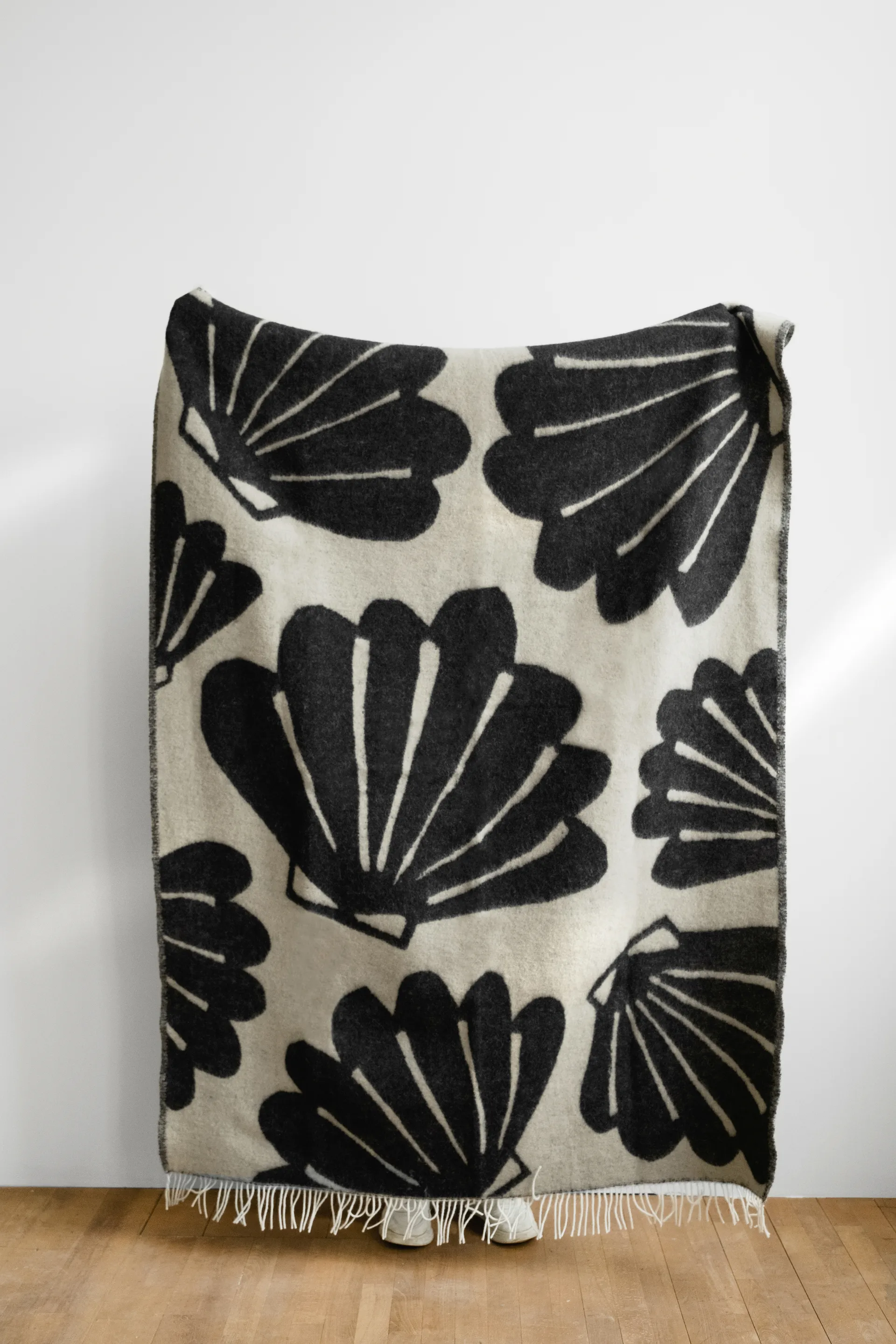 Plaid Snäcka 130x190 cm, Coal-Beige Fine Little Day