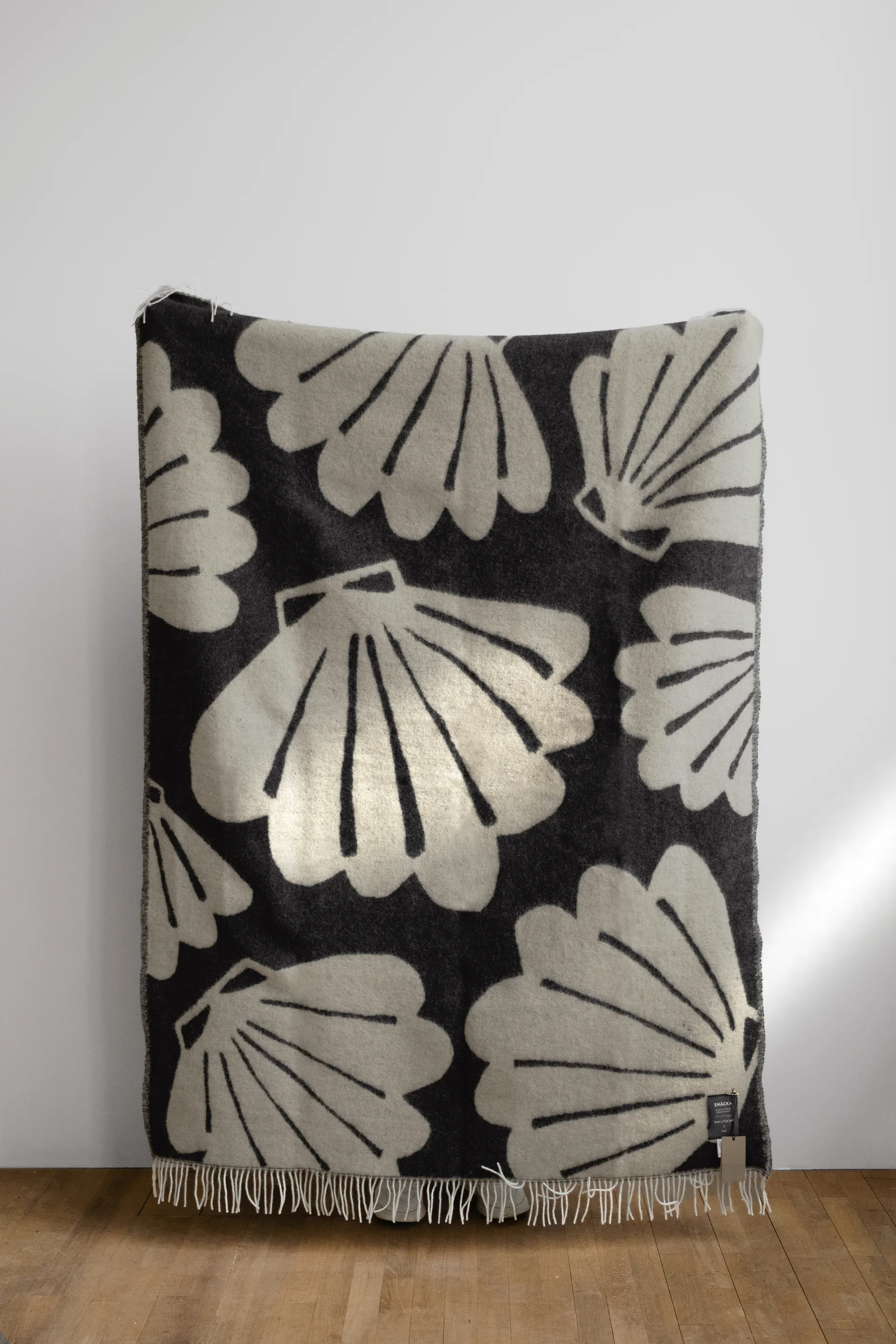 Plaid Snäcka 130x190 cm, Coal-Beige Fine Little Day