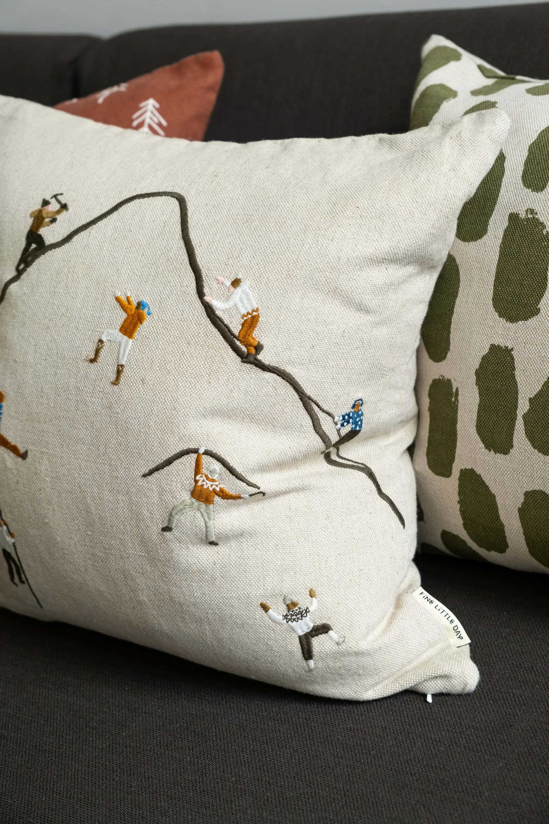 Taie Mountain climbers 48x48 cm, Nature Fine Little Day