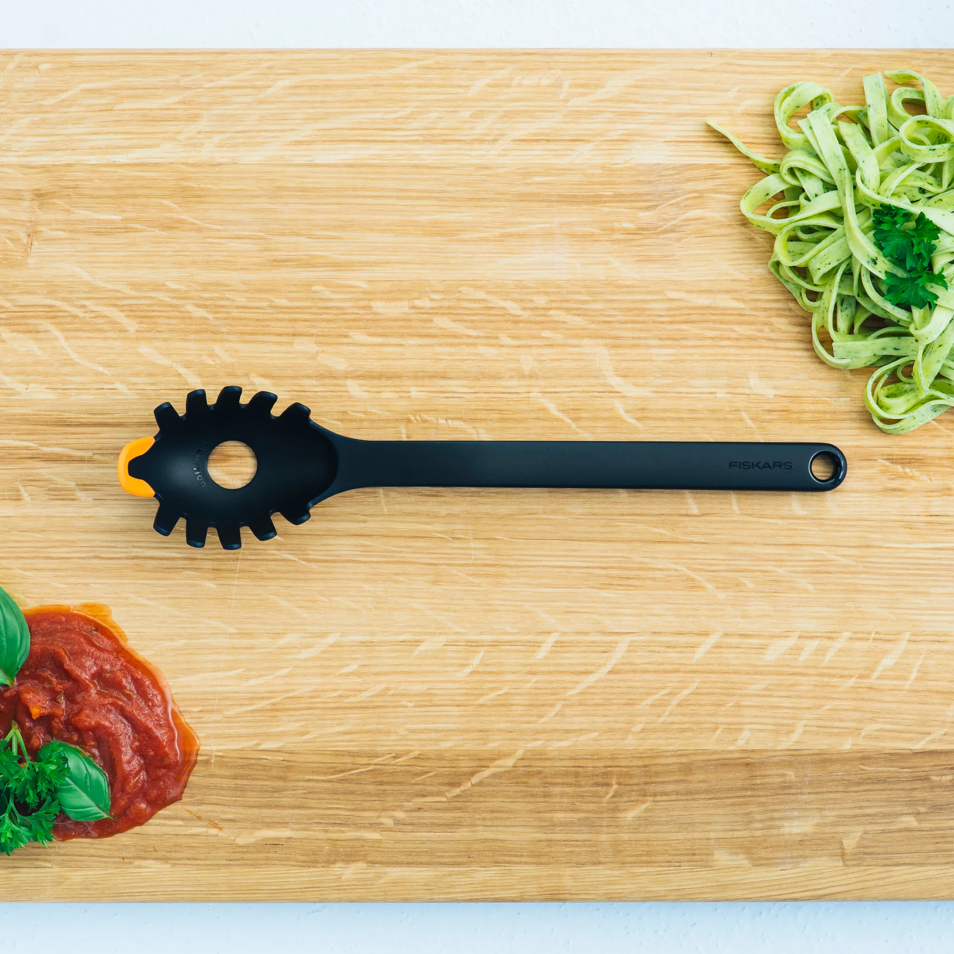 Cuillère à spaghetti Functional Form 29 cm, Noir Fiskars