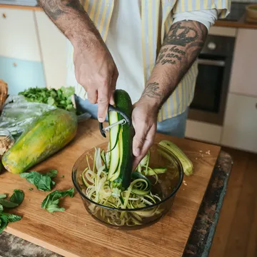 Éplucheur Functional Form - noir, éplucheur julienne, en Y - Fiskars