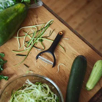 Éplucheur Functional Form - noir, éplucheur julienne, en Y - Fiskars