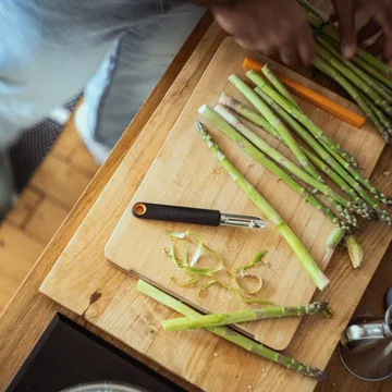 Éplucheur Functional Form - Noir, lame fixe - Fiskars