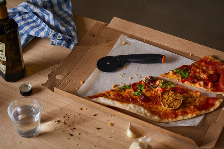 Roulette à pizza Functional Form, Noir Fiskars