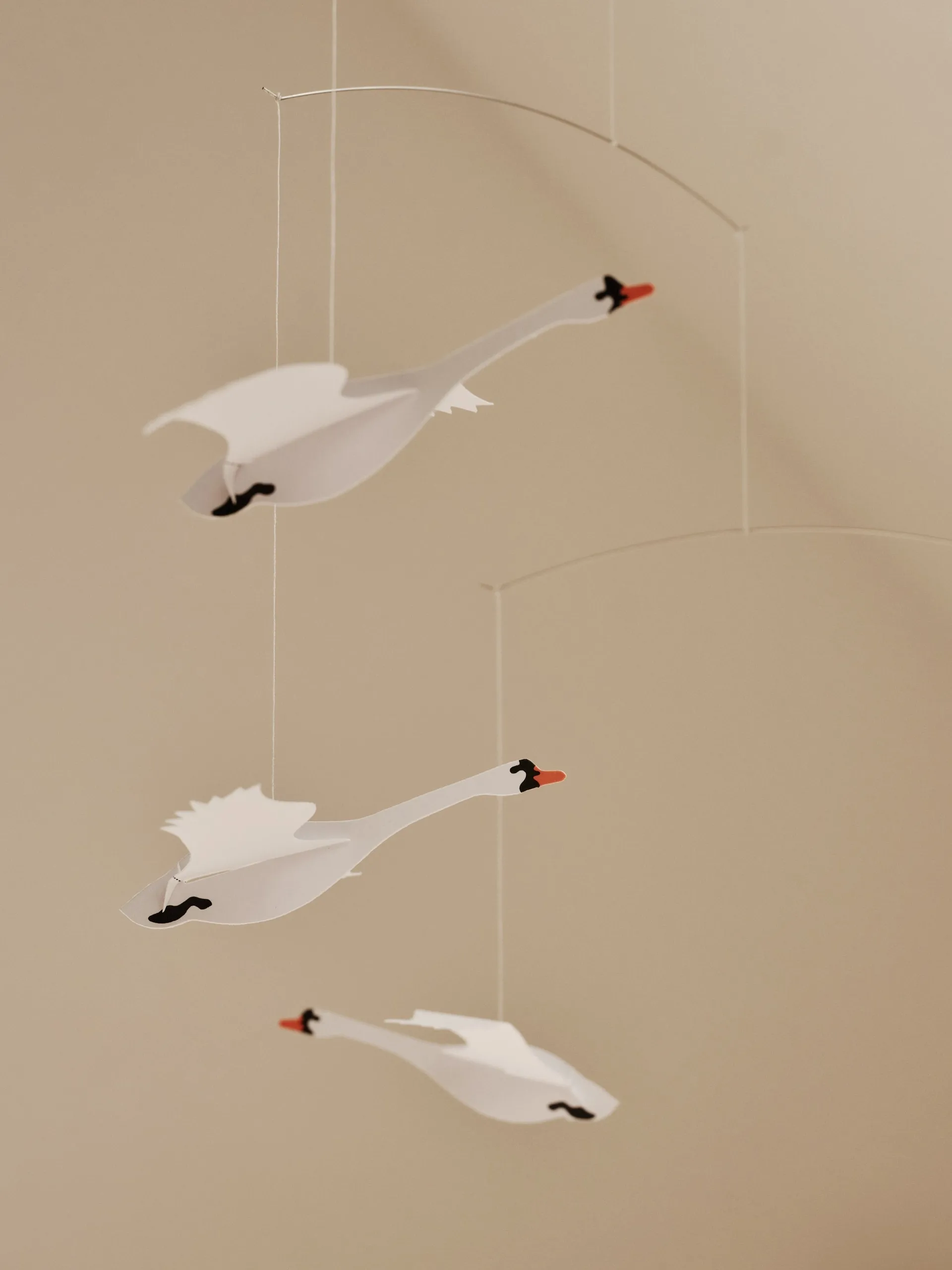 Mobile Scandinavian swans, multicolore Flensted Mobiles
