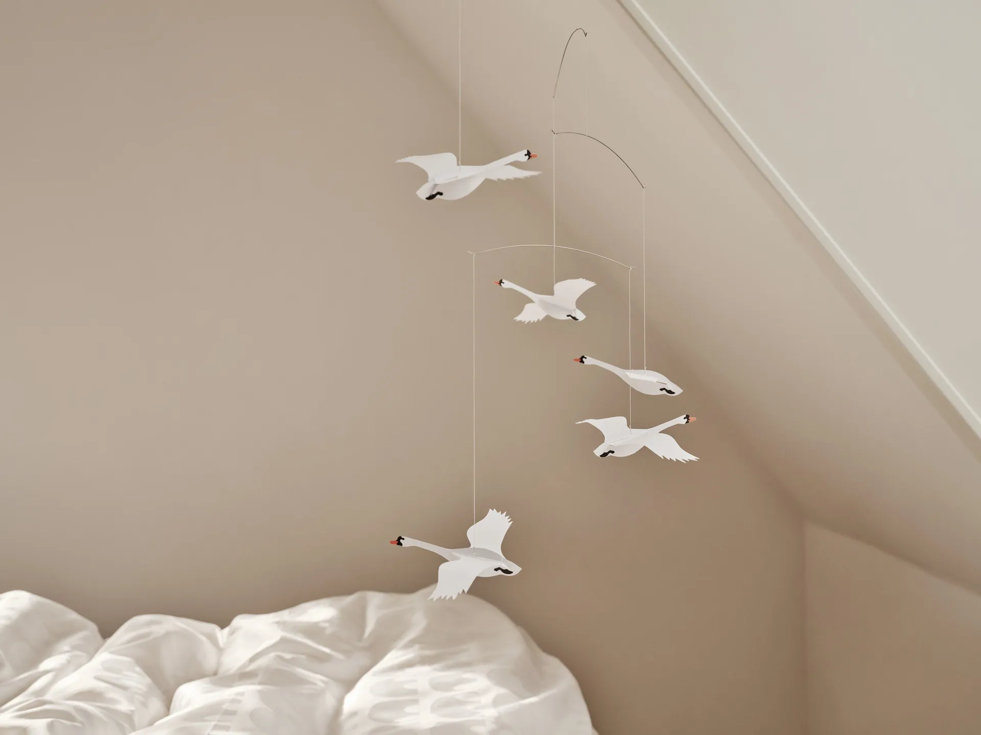 Mobile Scandinavian swans, multicolore Flensted Mobiles