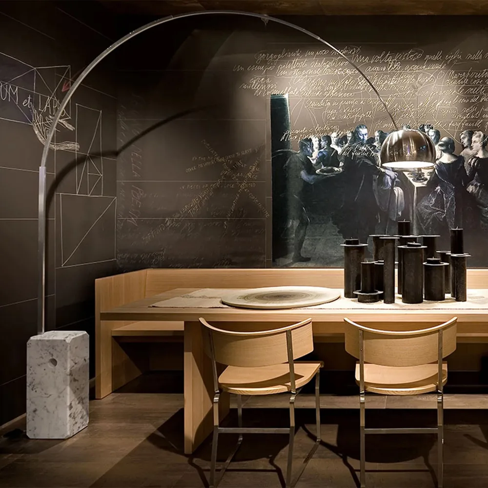 Lampadaire Arco, Pied chromé en marbre de Carrare Flos