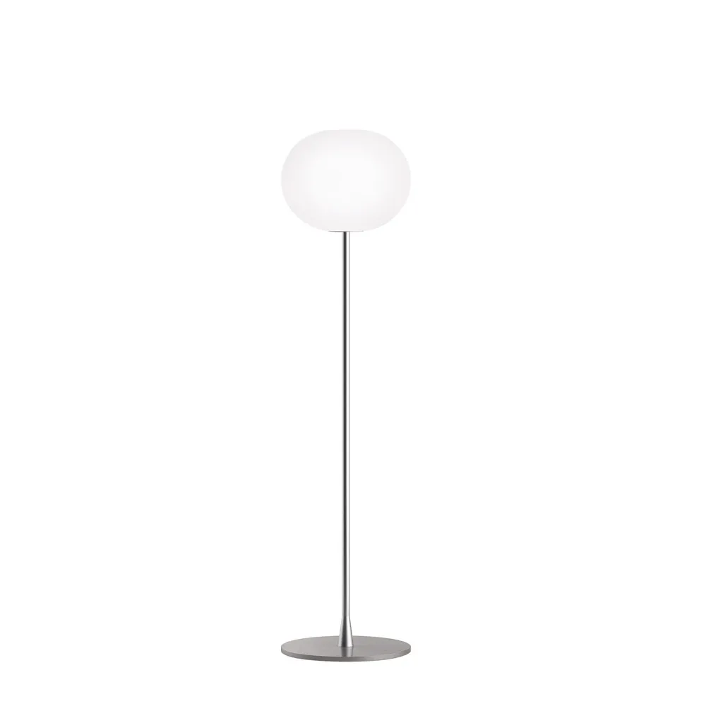 Lampadaire Glo-ball F1, Verre opale blanc - pied argent mat Flos
