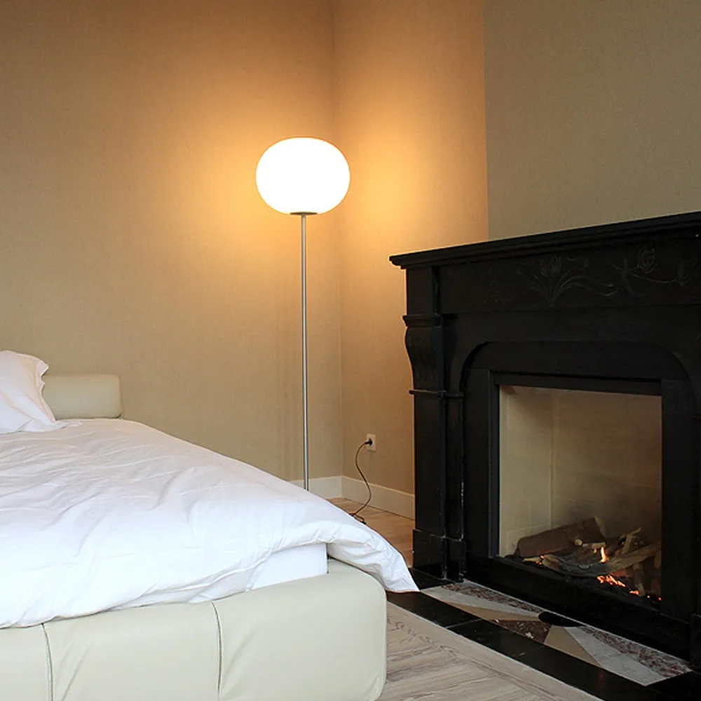 Lampadaire Glo-ball F1, Verre opale blanc - pied argent mat Flos