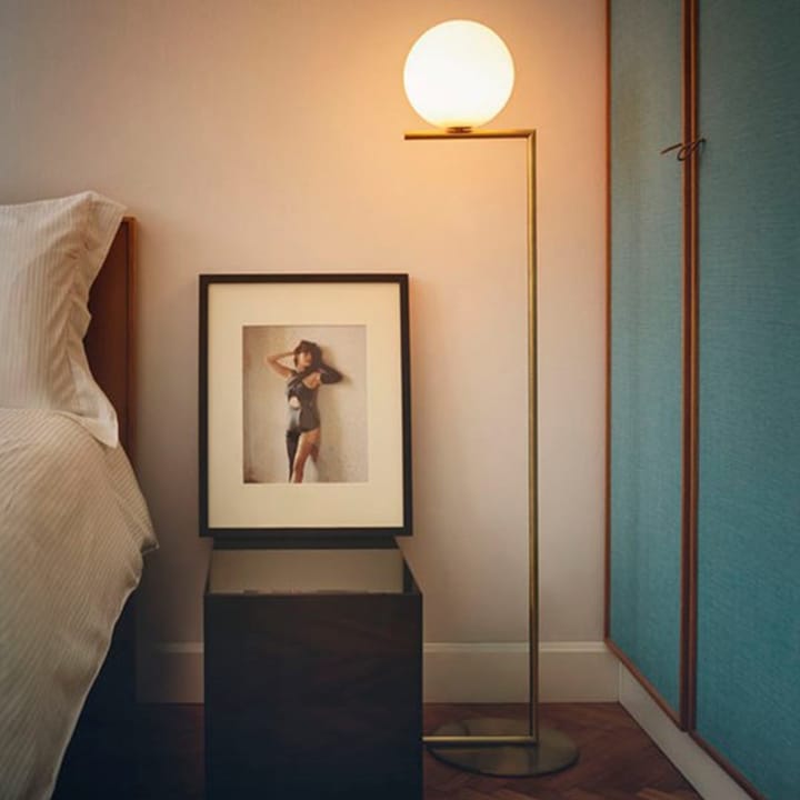 Lampadaire IC lights F1, Laiton brossé-opale Flos