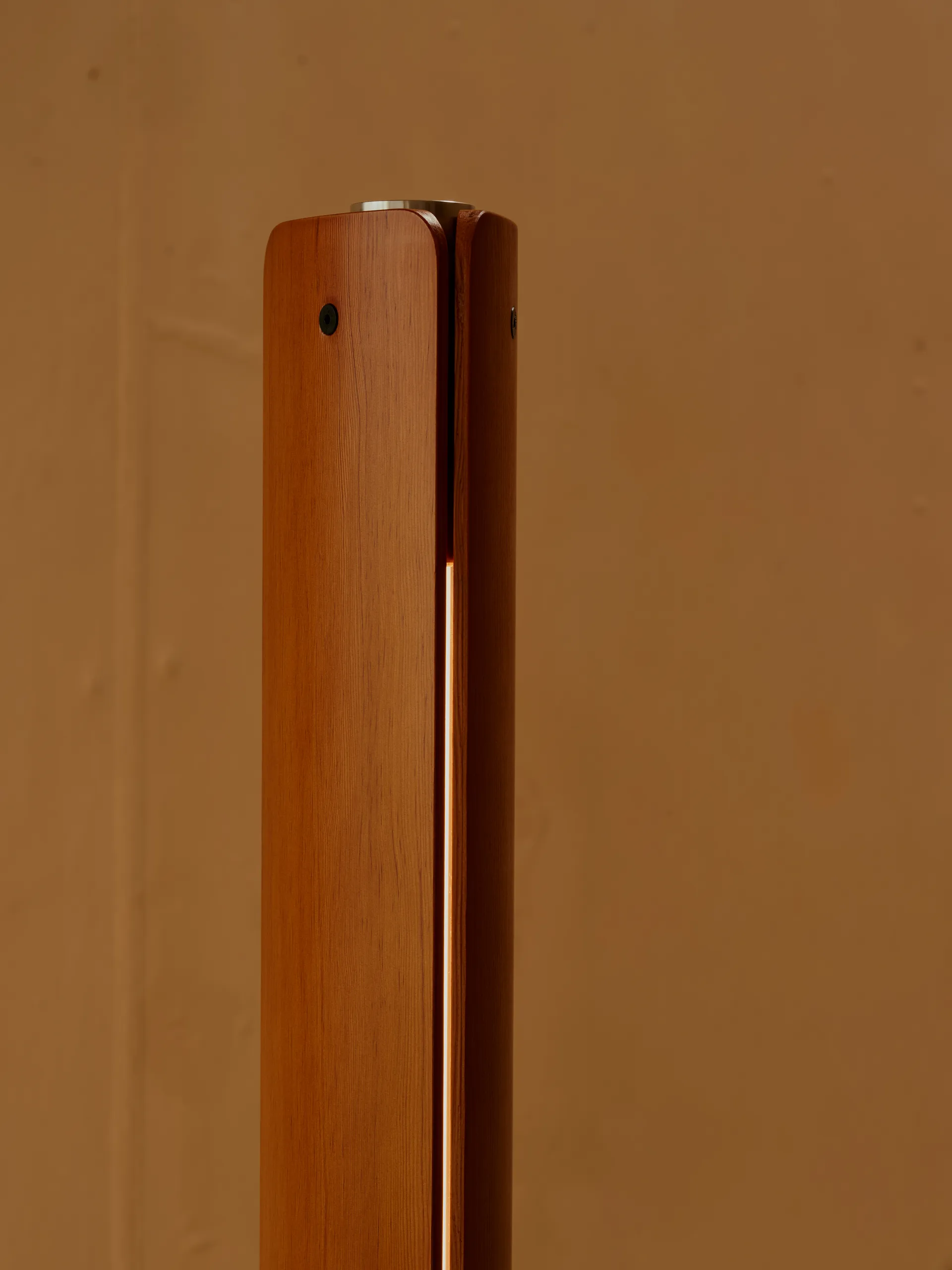 Lampadaire Seki-han 226 cm, Heat treatened ash-black metal Flos