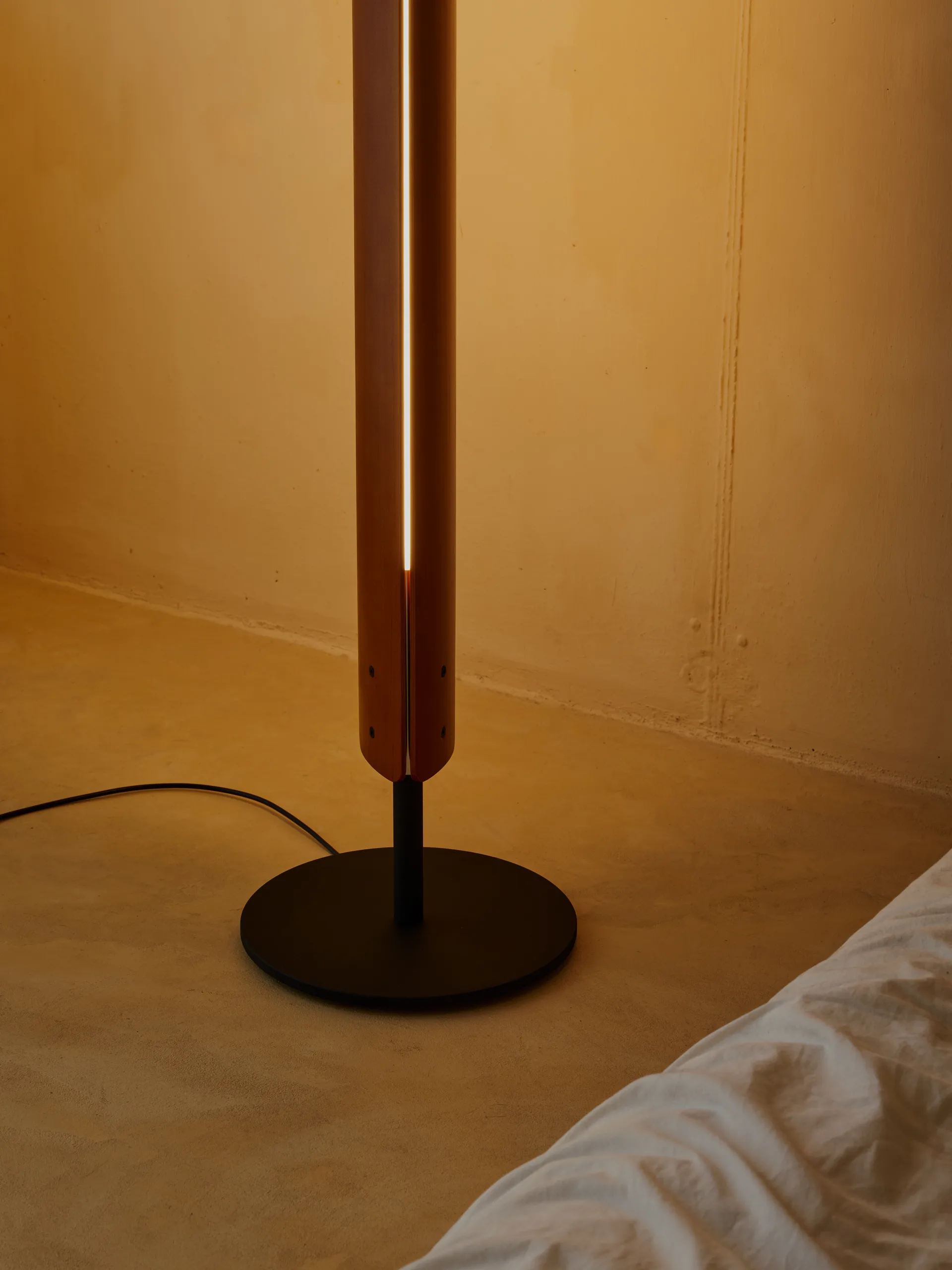 Lampadaire Seki-han 226 cm, Heat treatened ash-black metal Flos