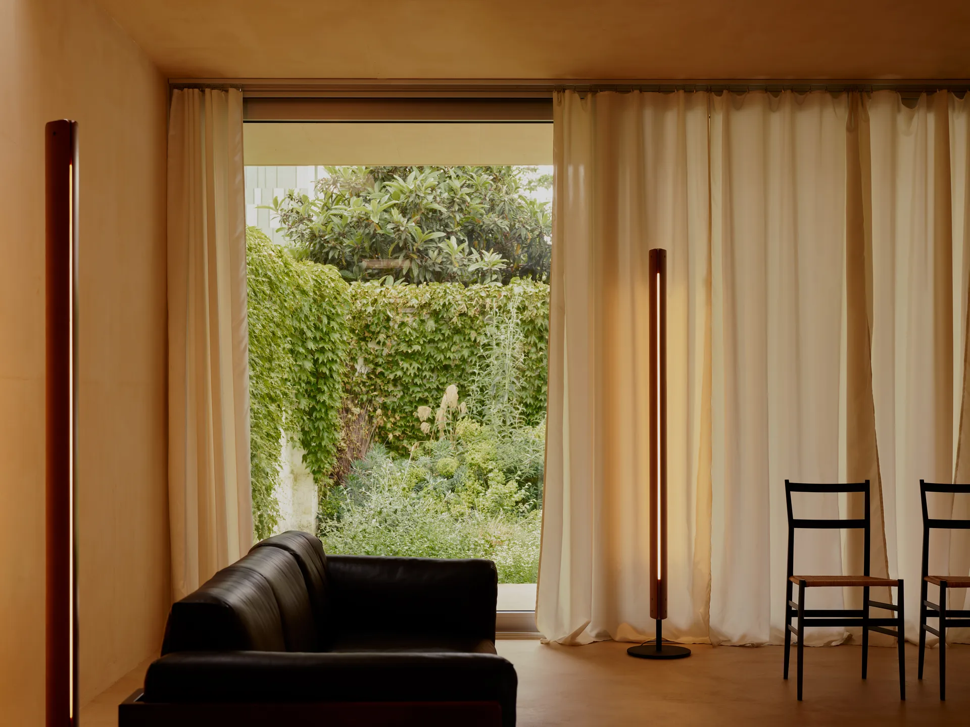 Lampadaire Seki-han 226 cm, Heat treatened ash-black metal Flos