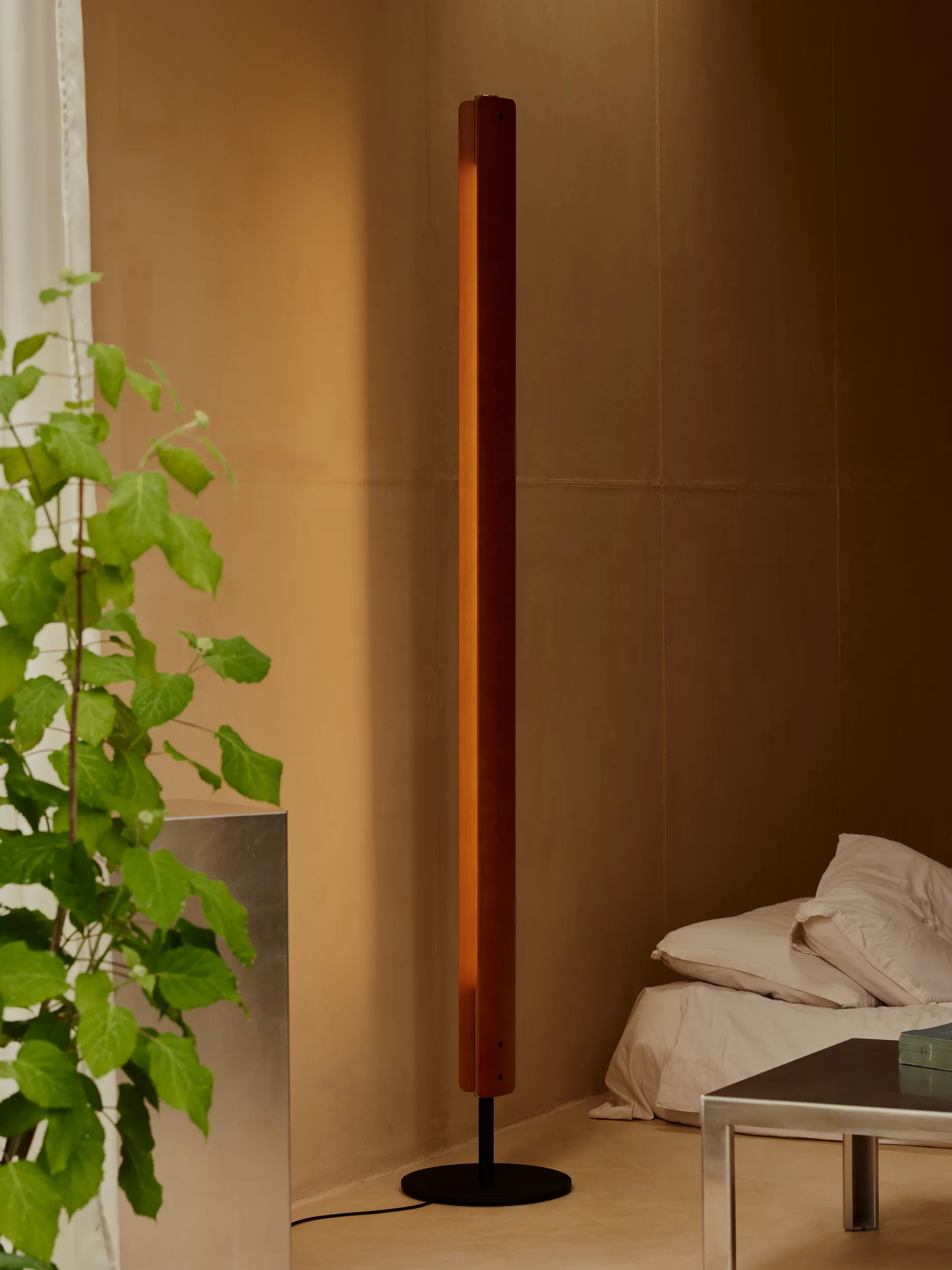 Lampadaire Seki-han 226 cm, Heat treatened ash-black metal Flos